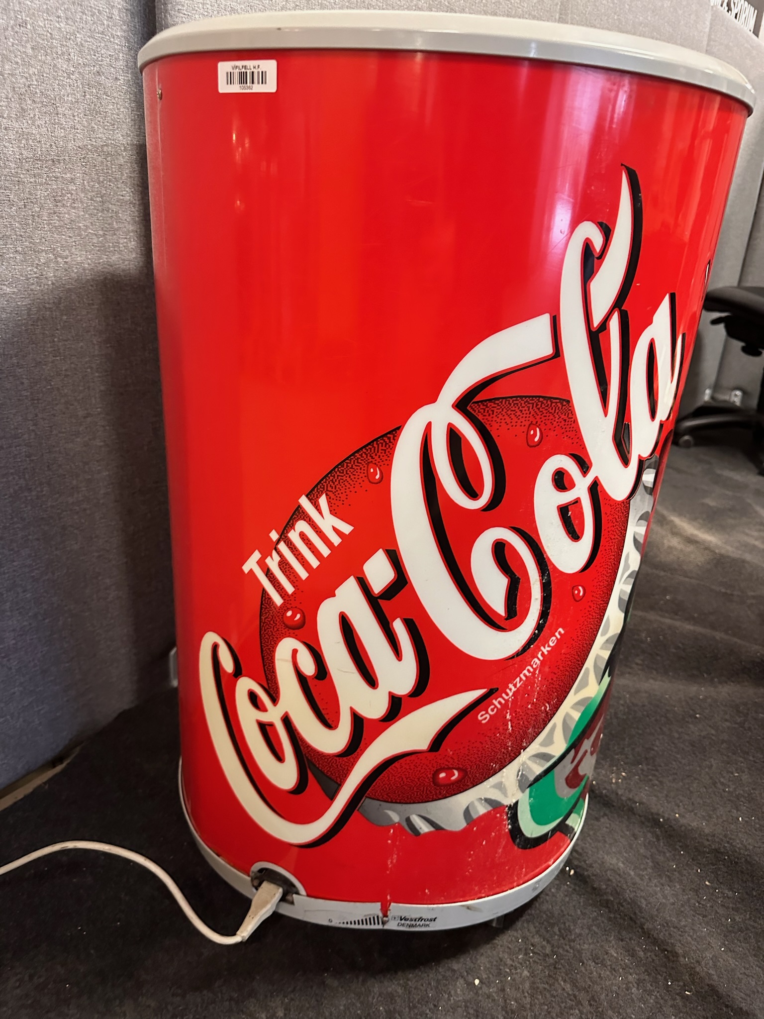 SELT / SOLD Coca Cola kælir á hjólum, H86 x Ø54 sm. 3