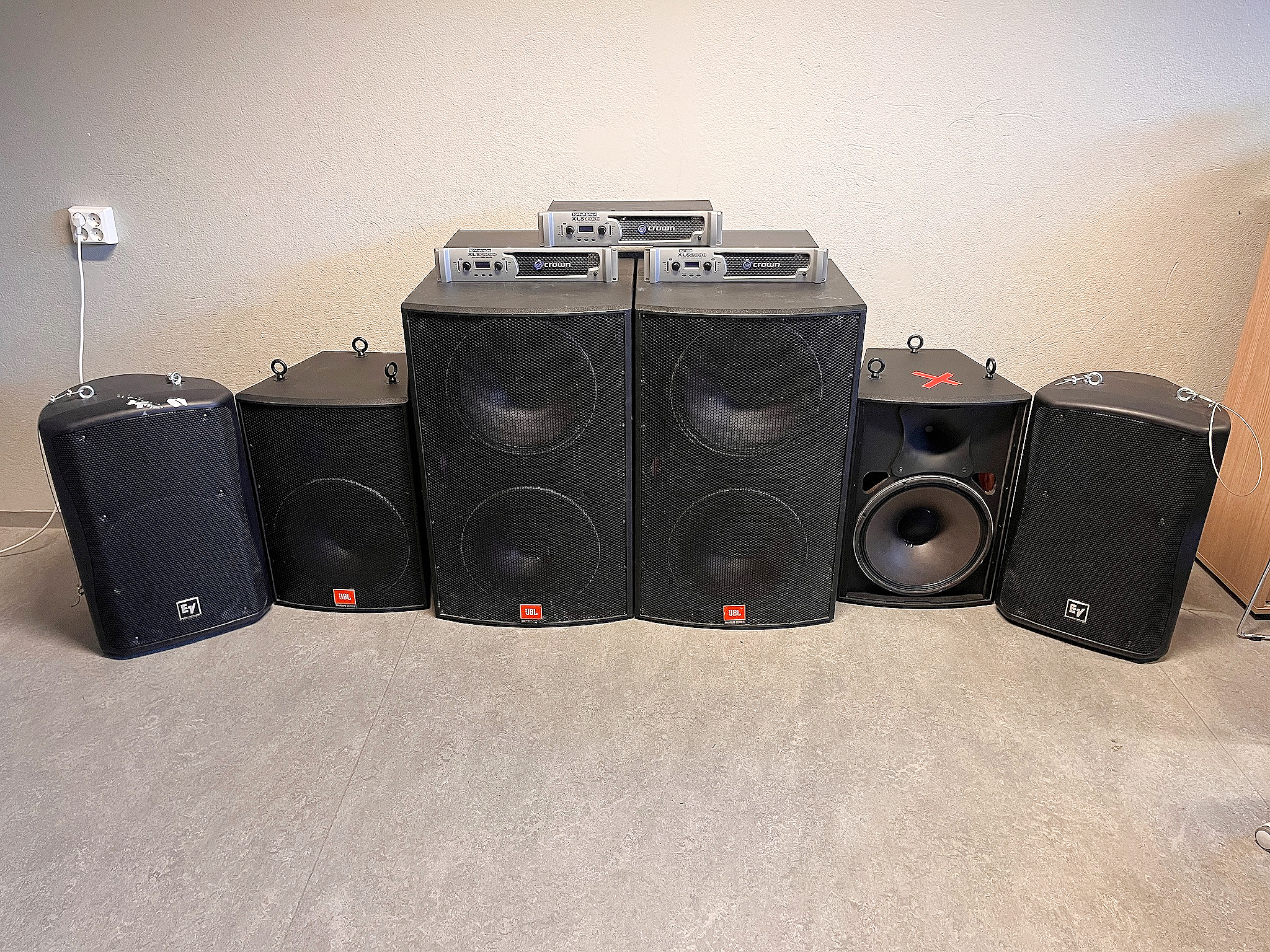 SELT / SOLD JBL hátlarar ásamt EV hátölurum