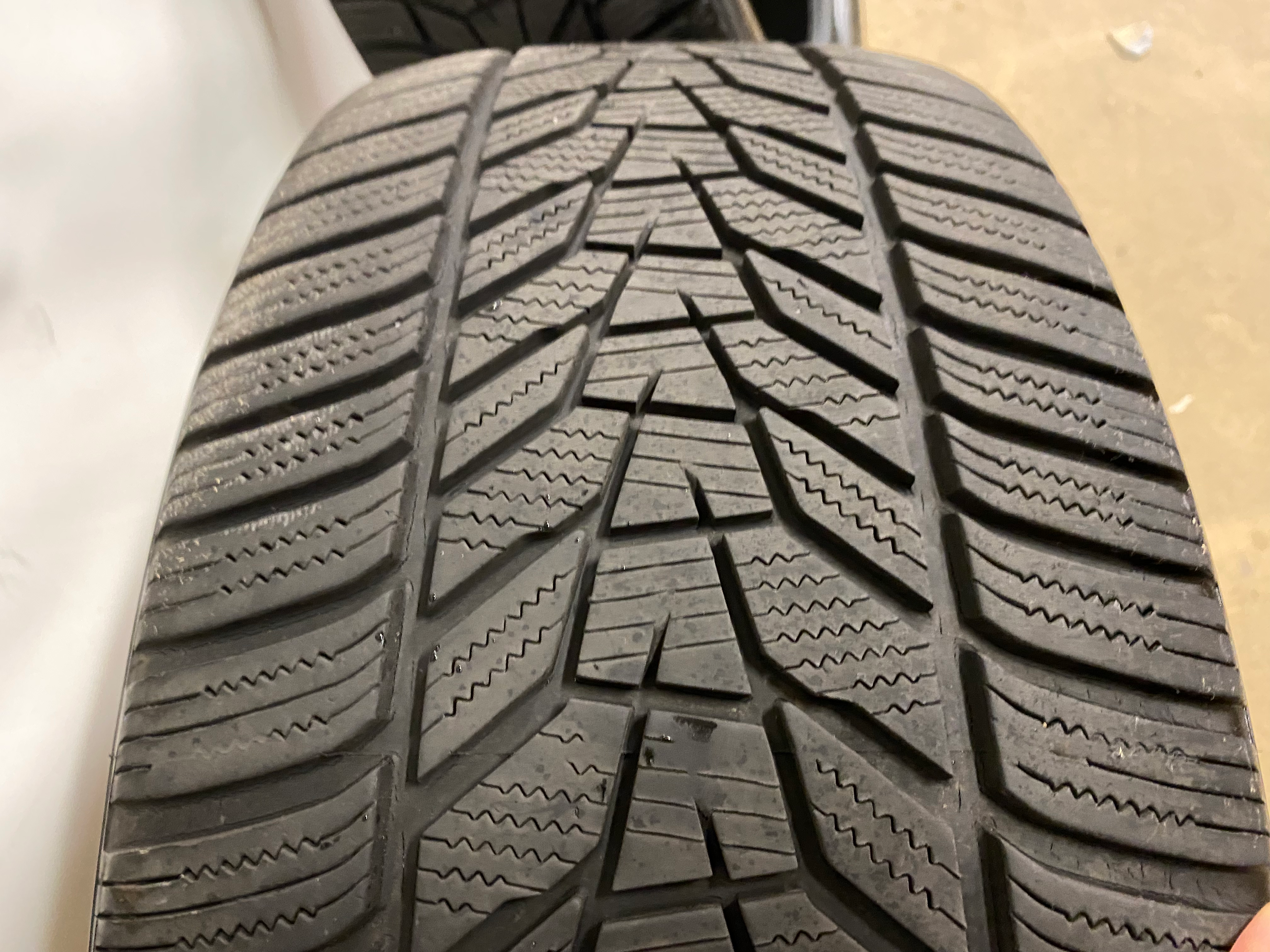 SELT / SOLD Hankook vetrardekk 245/45 R18 100V 7