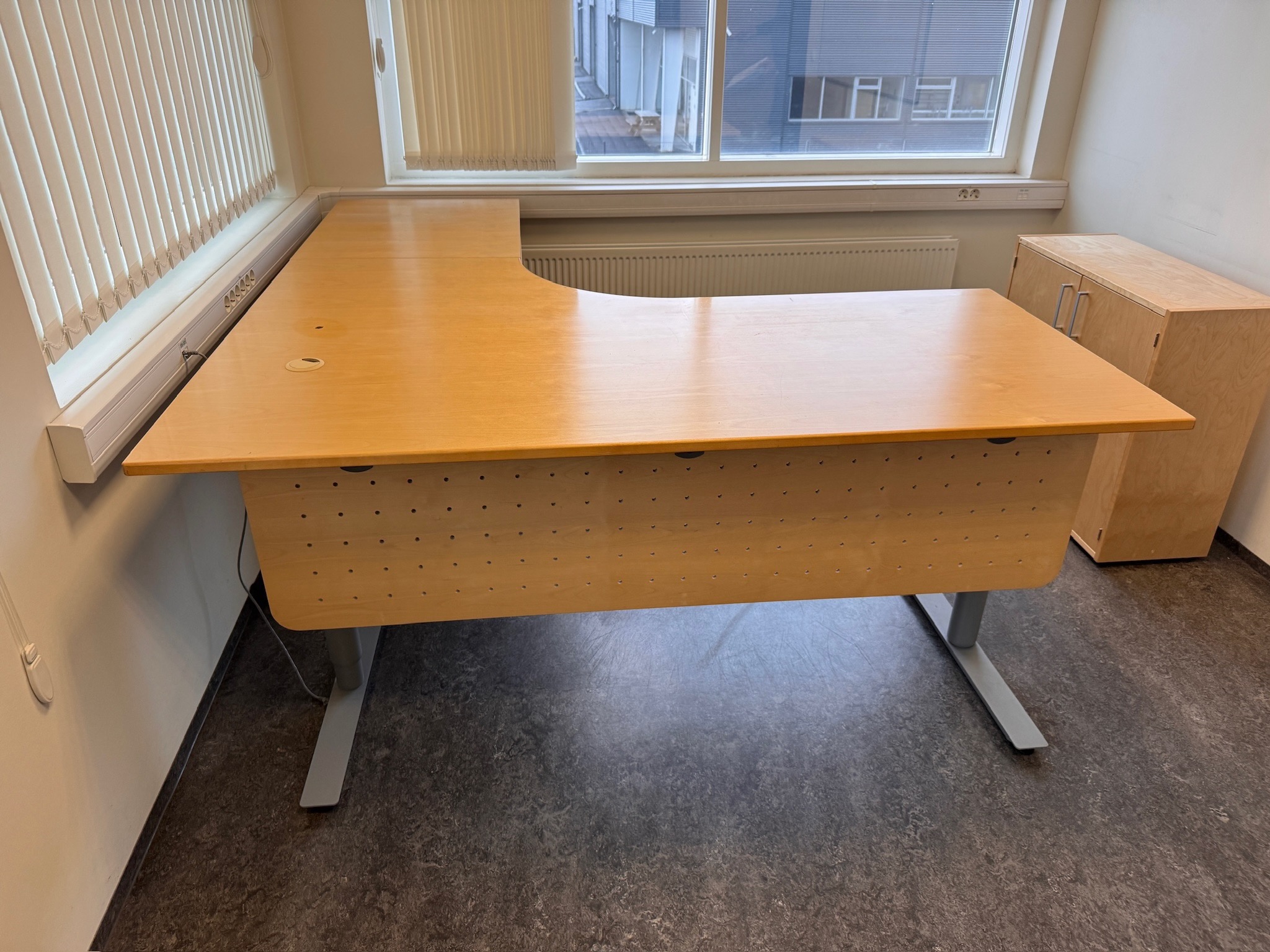 SELT / SOLD Hornrafmagnsborð 200x180 hægri vinkill frá EFG 2