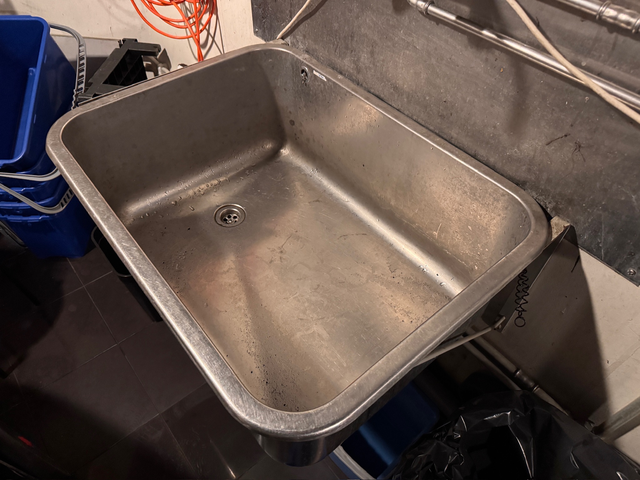 SELT / SOLD Ryðfrí handlaug með blöndunartæki 3