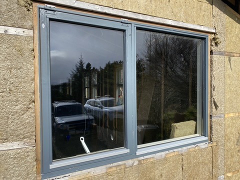 SELT / SOLD - Vandaður gluggi(nr. 1) með opnanlegu fagi, B160 x H108 sm. 9