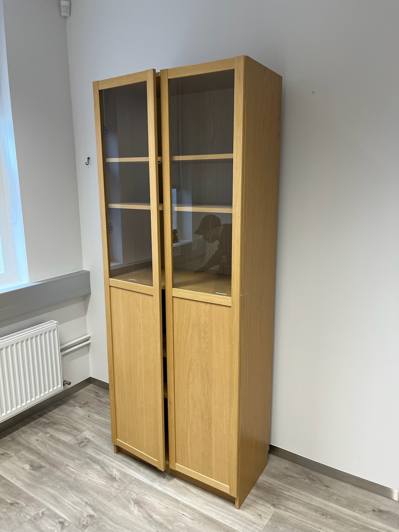 SELT / SOLD Bókaskápur með glerhurðum