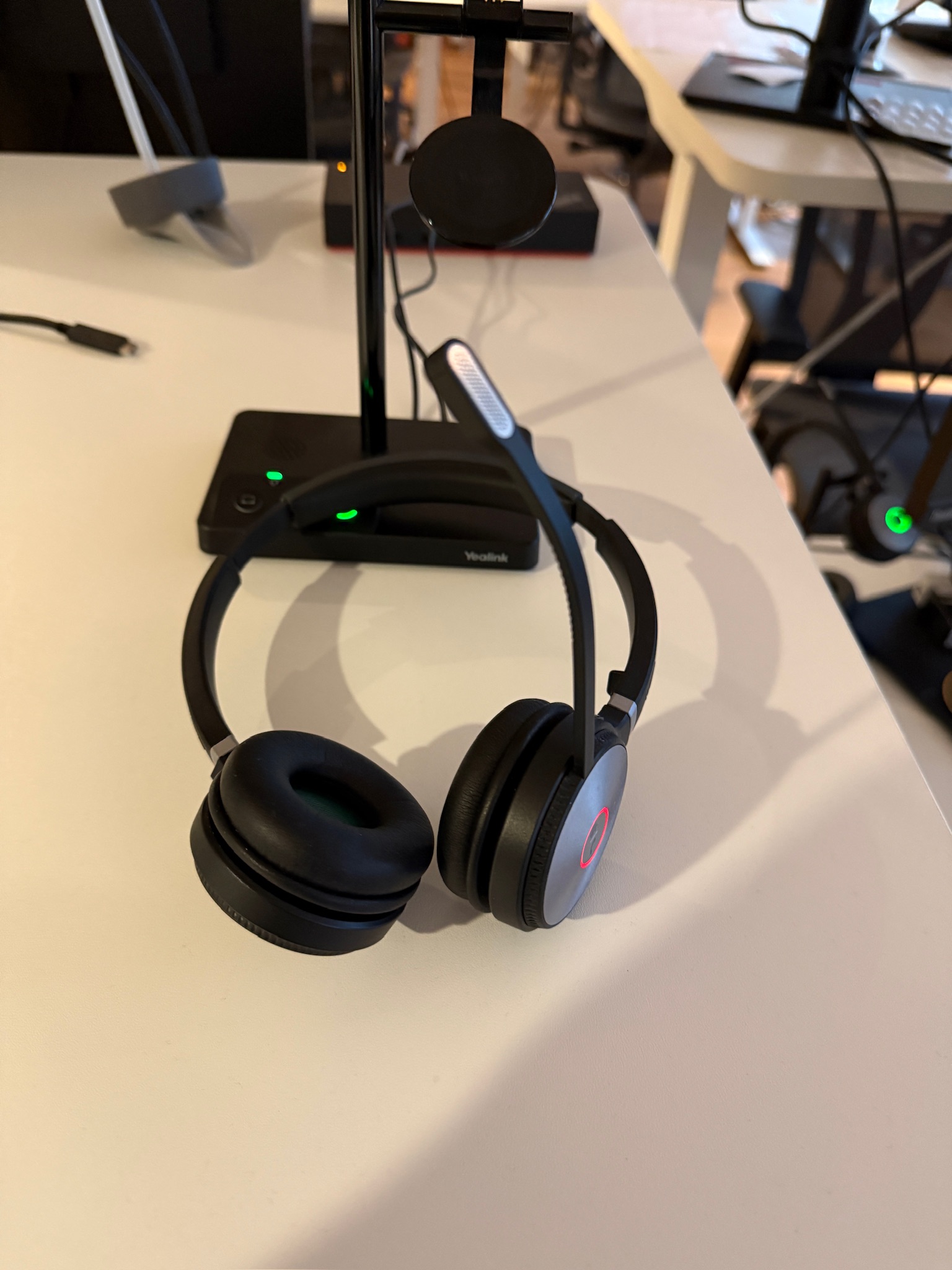 SELT / SOLD Yealink þráðlaust heyrnartól með hleðslustöð - PLAY 3
