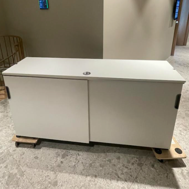 SELT/SOLD IKEA skenkur með rennihurðum og læsingu