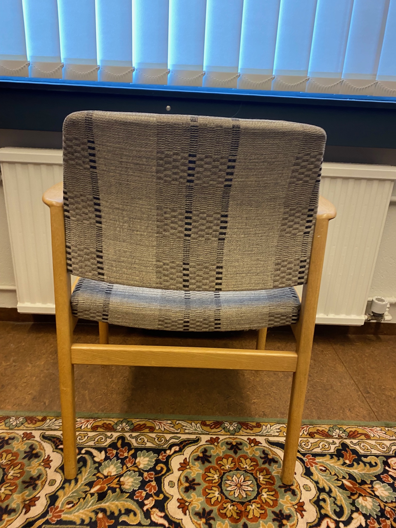 SELT / SOLD Handsmíðaðir viðarstólar með tausetu frá KS húsgögn 6