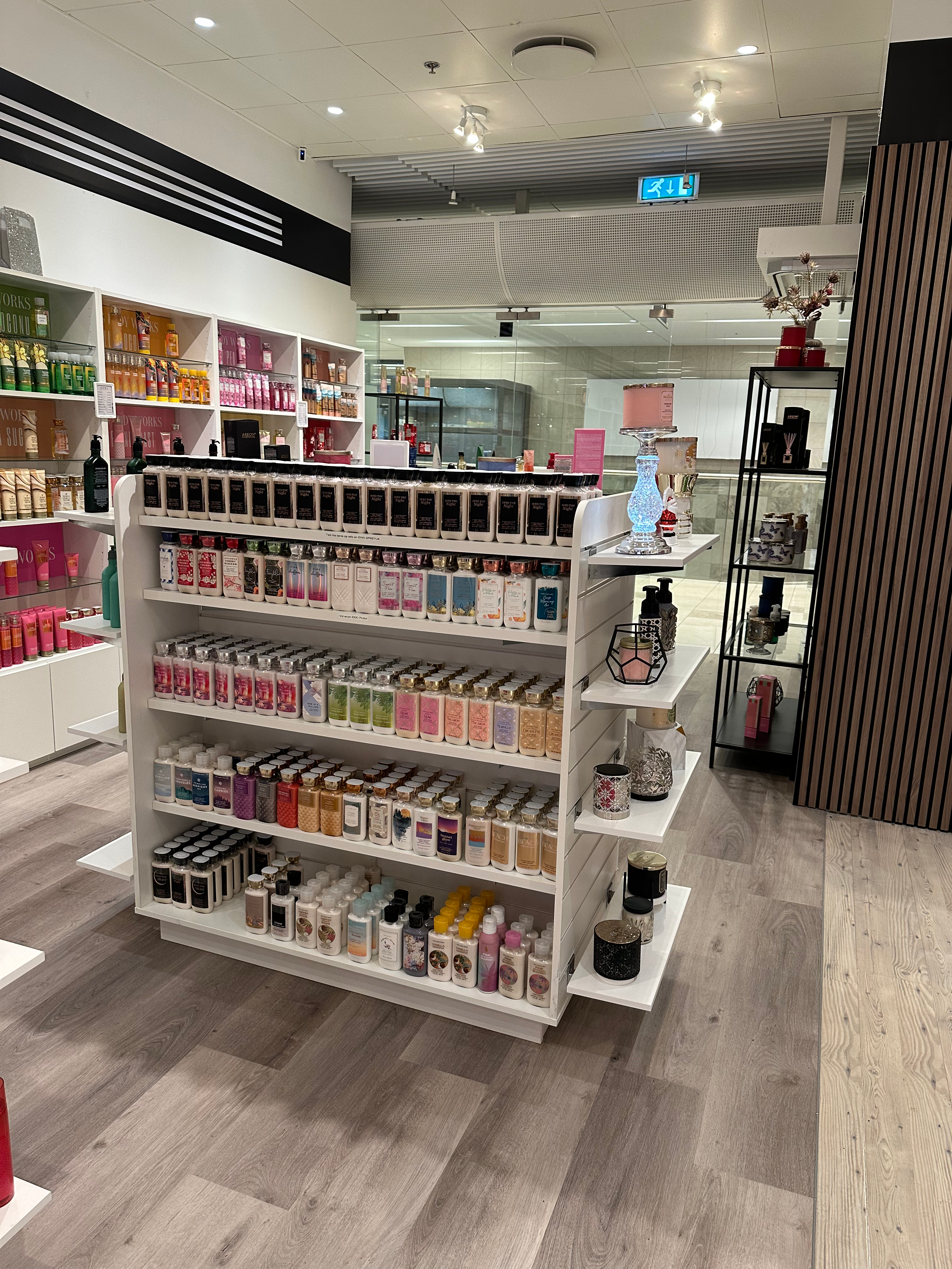 SELT / SOLD - Verslunareyja - SLATWALL H-Eyjur með ál raufum (2 stk.)
