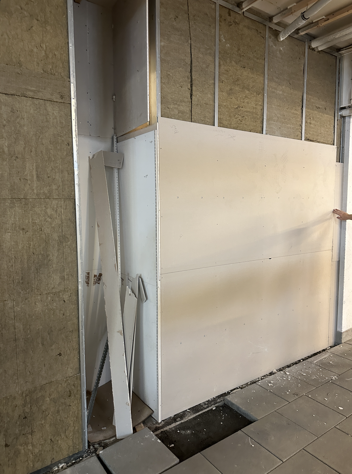 SELT / SOLD Byggingarefni 19fm - 22 gipsplötur 26 stoðir og veggjaull 4