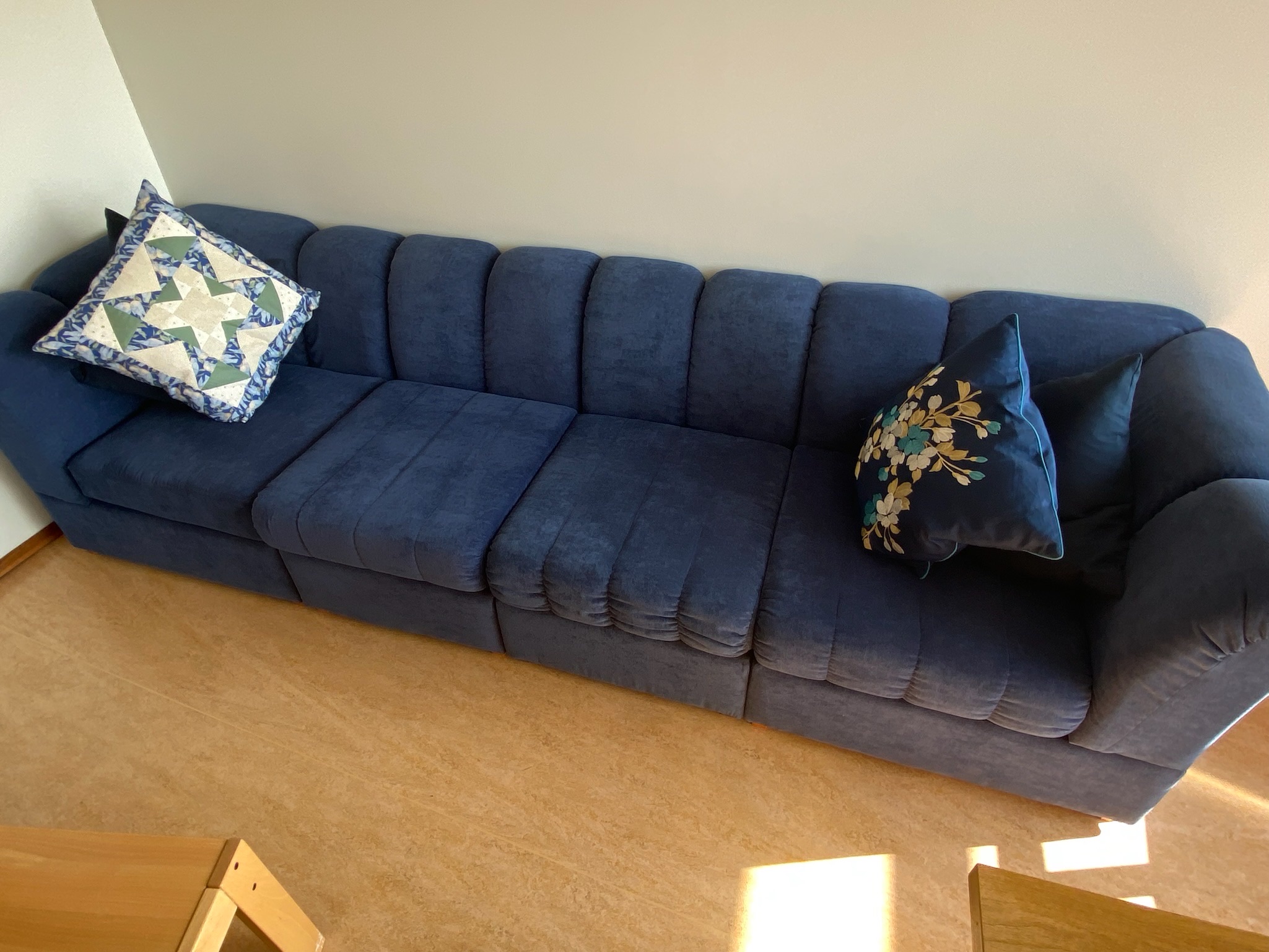 SELT / SOLD Velvet sófi blár 4ja manna 2