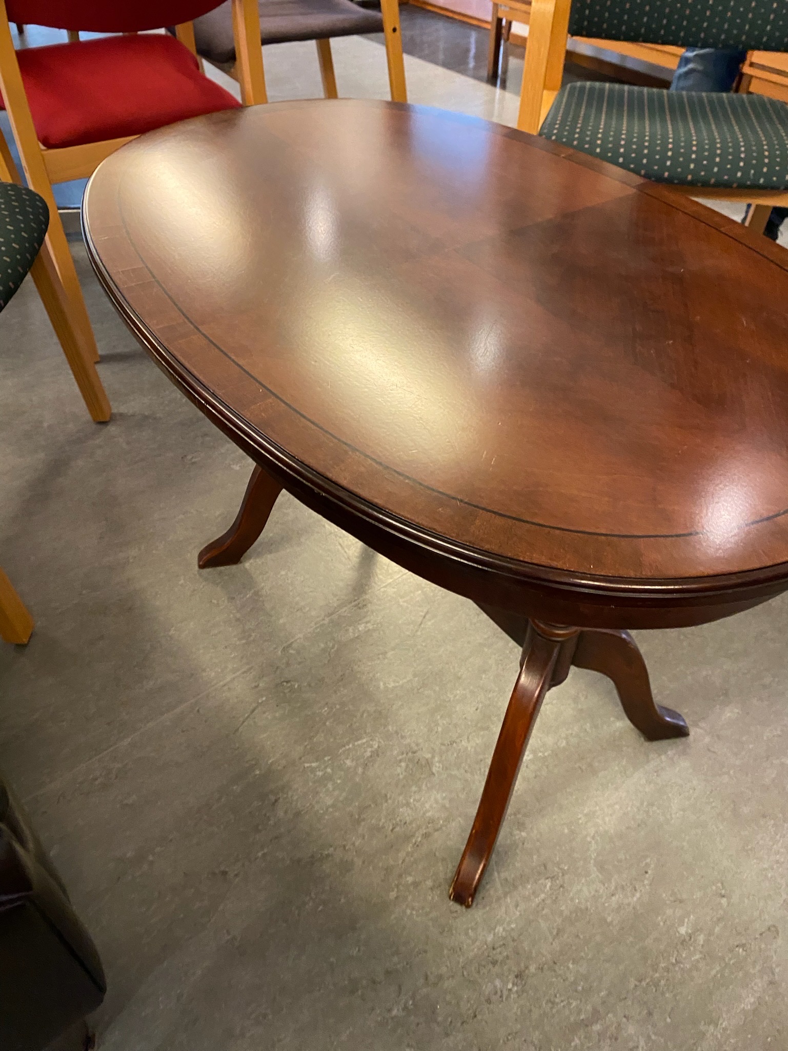 SELT / SOLD Gullfallegt stofuborð B90 x D60 x H60 sm. - Alþingi 2