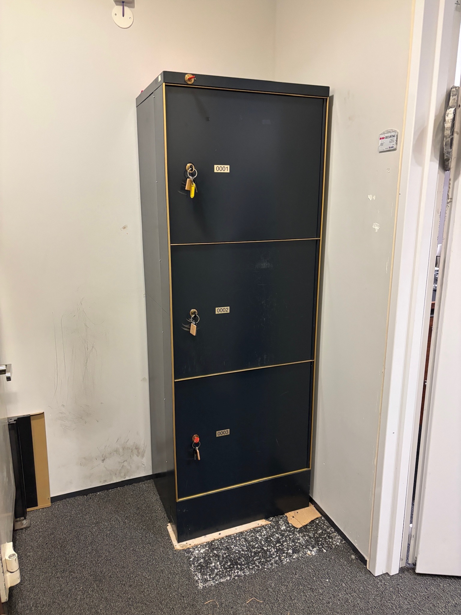 SELT / SOLD Verðmætaskápur, H190xB66xD50sm.