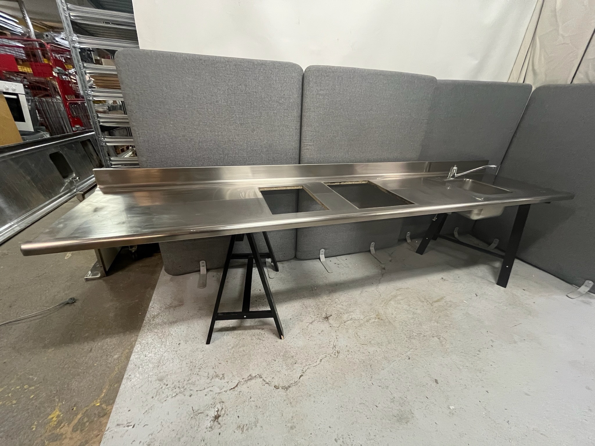 SELT / SOLD Stálborð með vöskum og kælibaði, L290 x B65 sm. 3