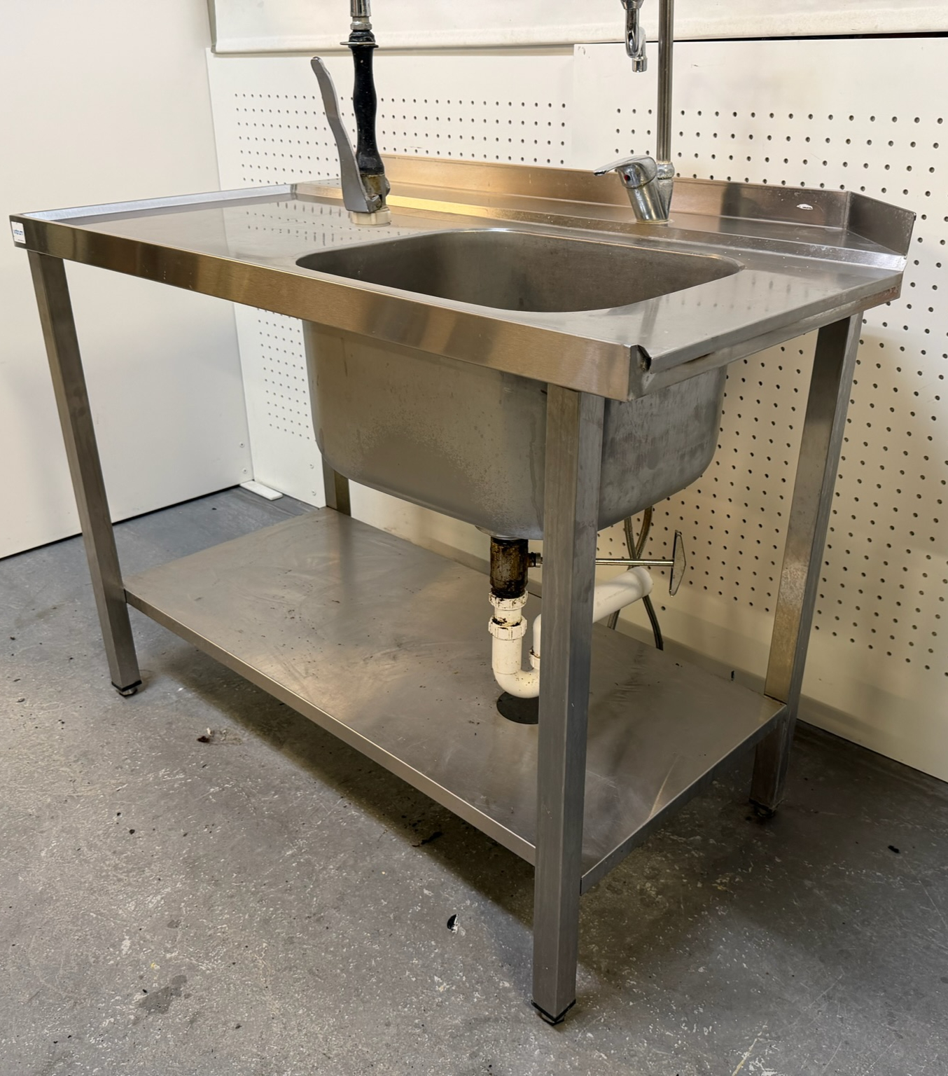 SELT / SOLD Vitrum vaskborð, vinstra megin með blöndunart. frá BVT, B120xD70sm. 2