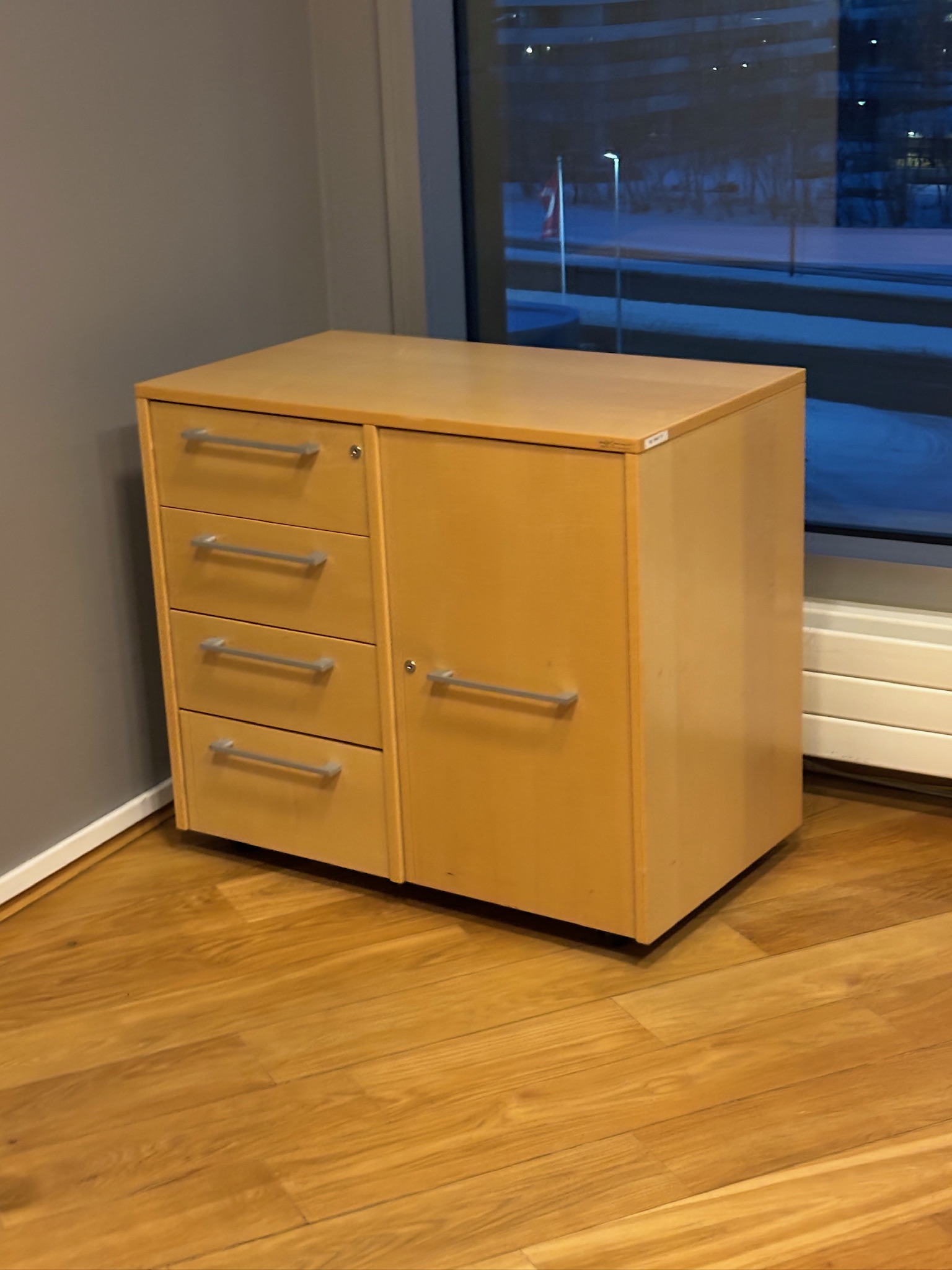 SELT / SOLD Skrifstofuskápur á hjólum, H80 x B81 x D49 sm. 6
