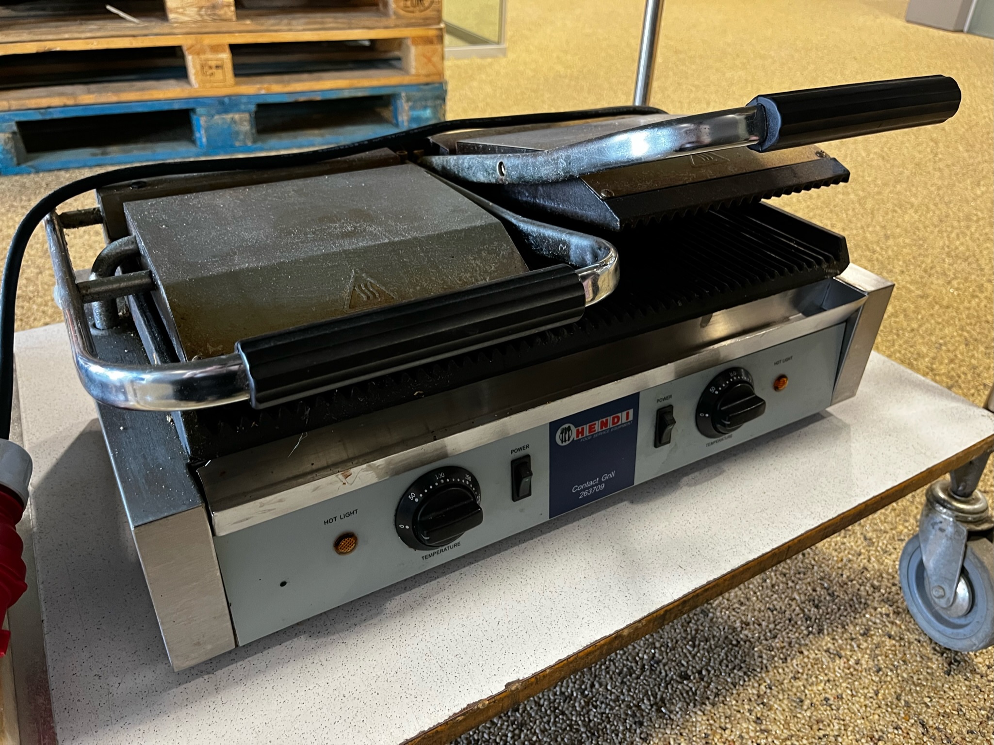 SELT / SOLD Hendi contact grill 2