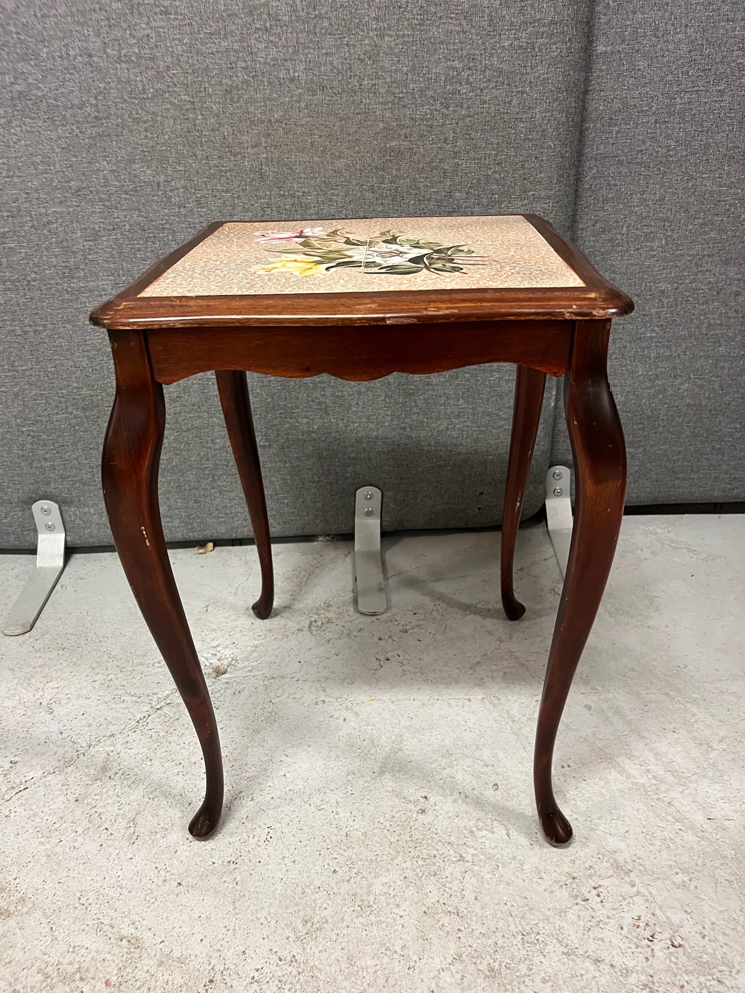 SELT / SOLD Antík sófaborð / stofuborð, B38 x D38 x H53 sm.
