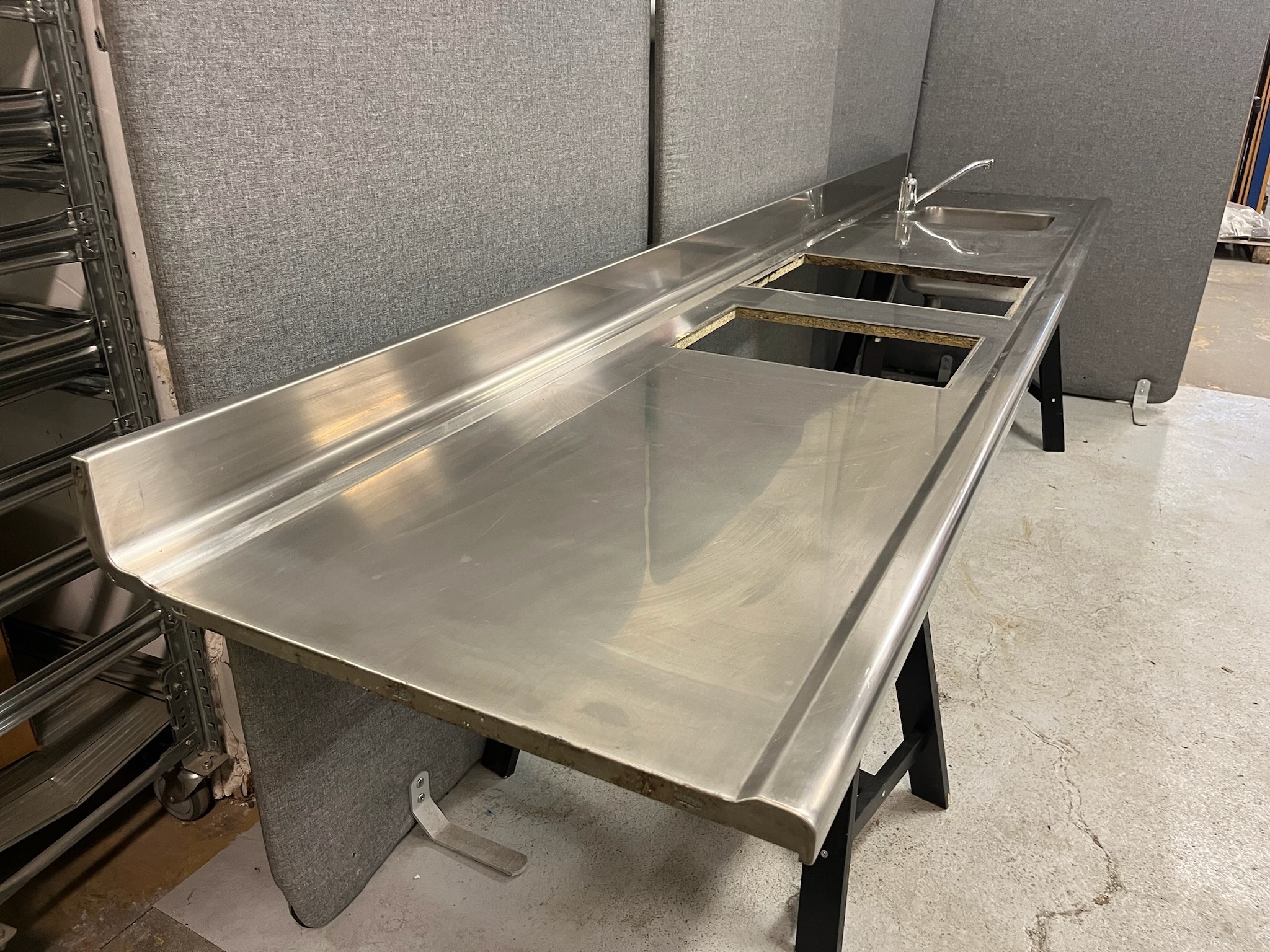 SELT / SOLD Stálborð með vöskum og kælibaði, L290 x B65 sm.