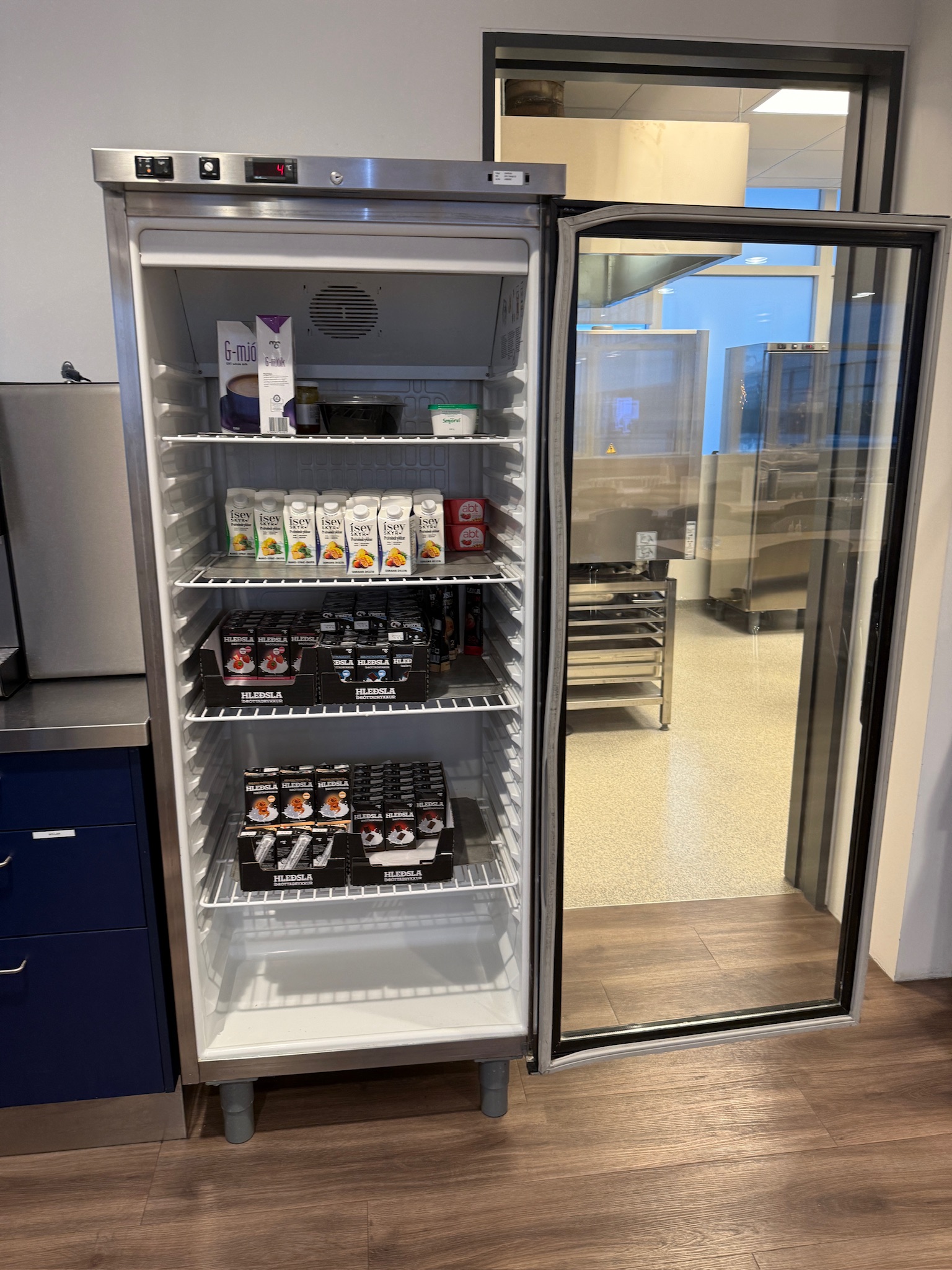 SELT / SOLD Kæliskápur með glerhurð 2
