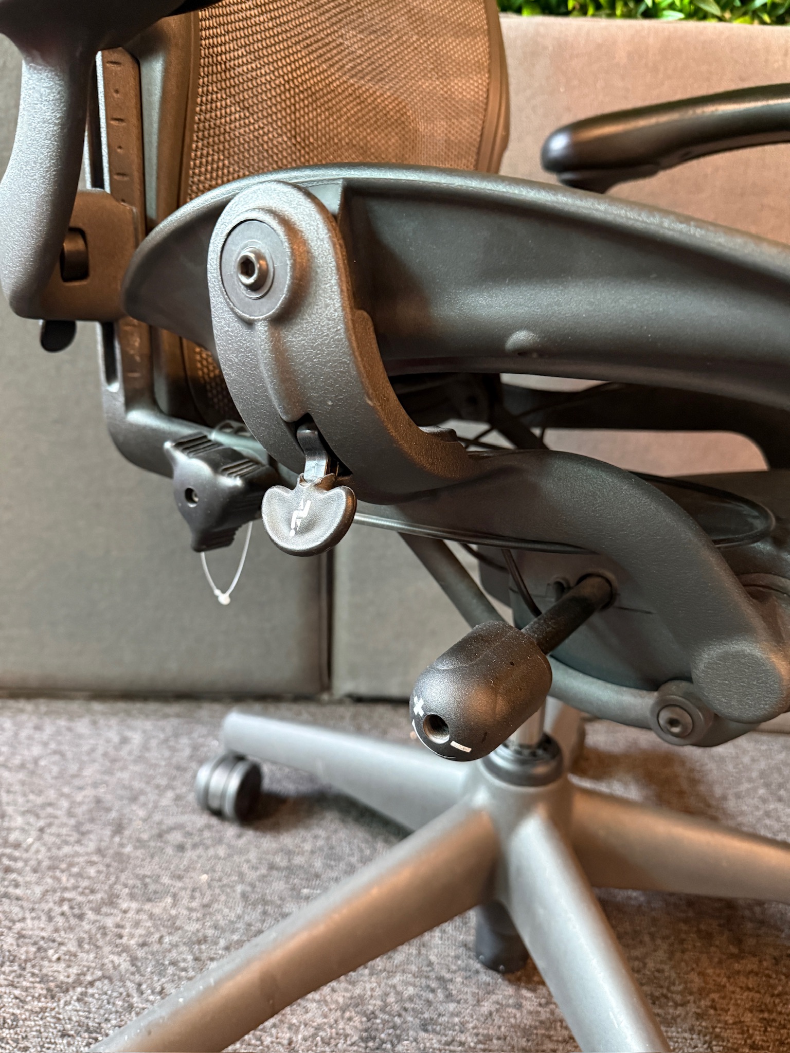 SELT / SOLD - Herman Miller Aeron með séráklæði, B stærð 8