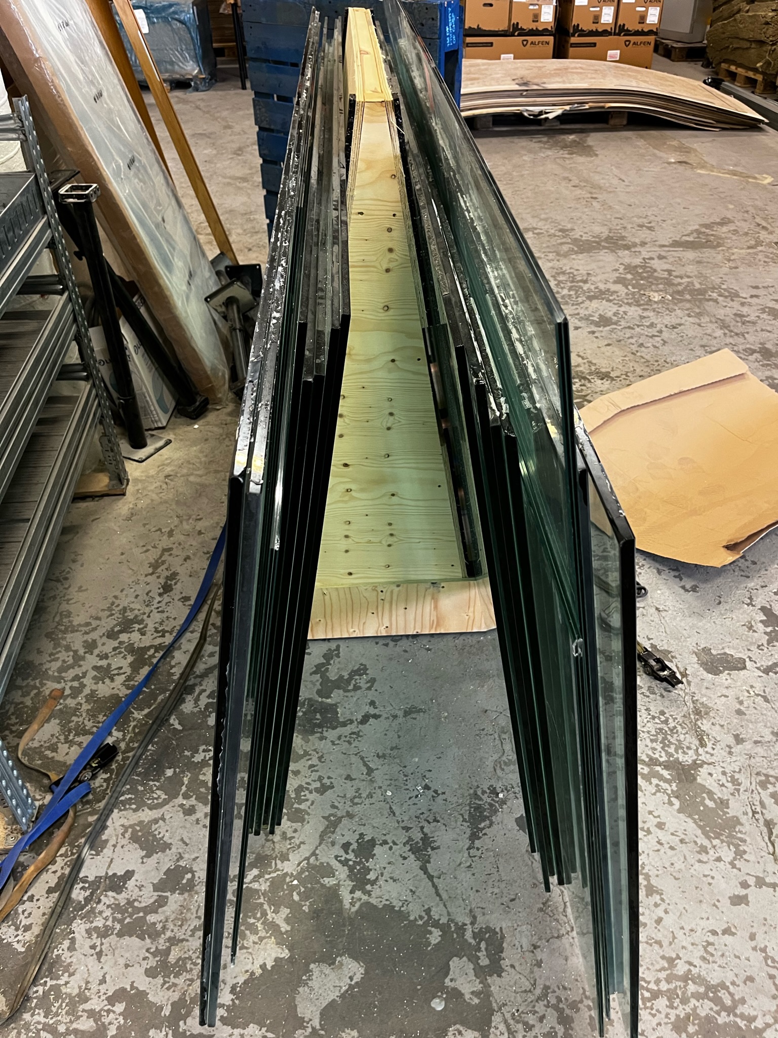 SELT / SOLD Glerveggir - hert gler 2