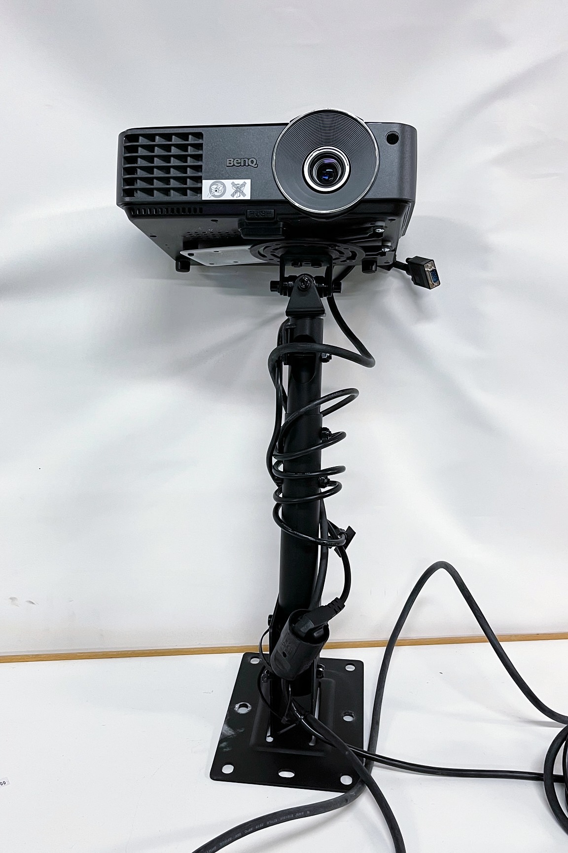 SELT / SOLD Myndvarpi frá BenQ m.loftafestingu