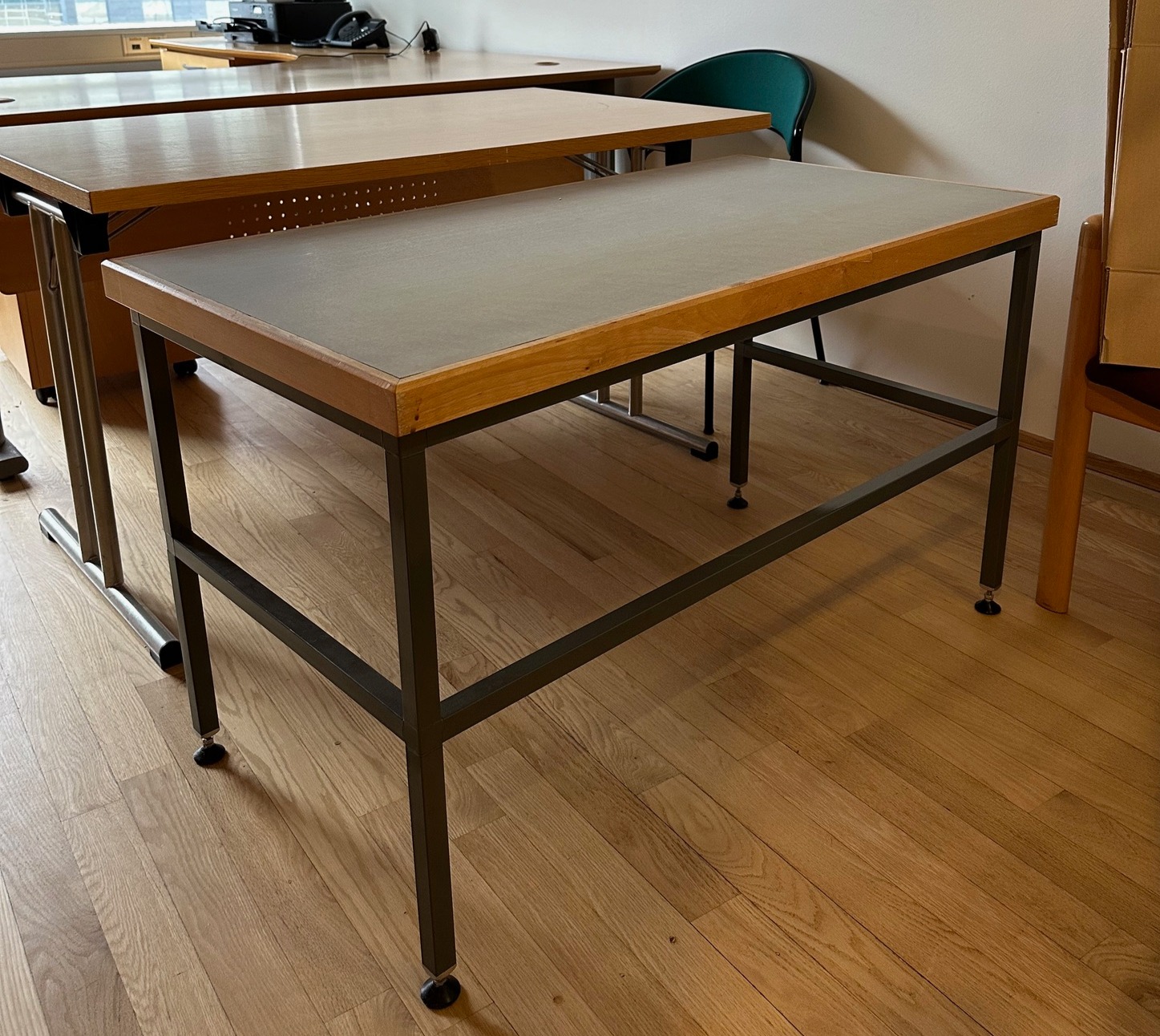 SELT / SOLD - Öflugt vinnuborð, B140 x D80 x H70 sm.