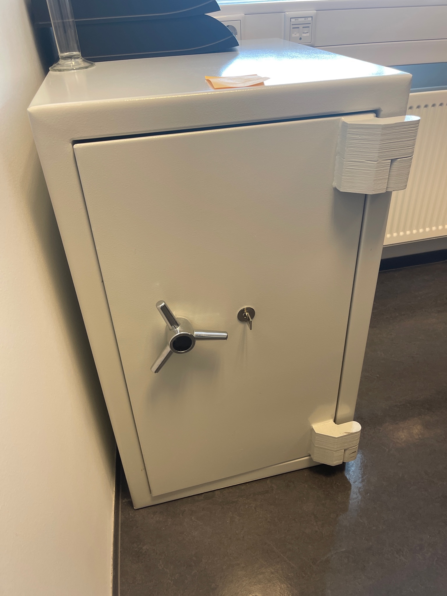 SELT / SOLD - Flottur verðmætaskápur - Eins og nýr! 2