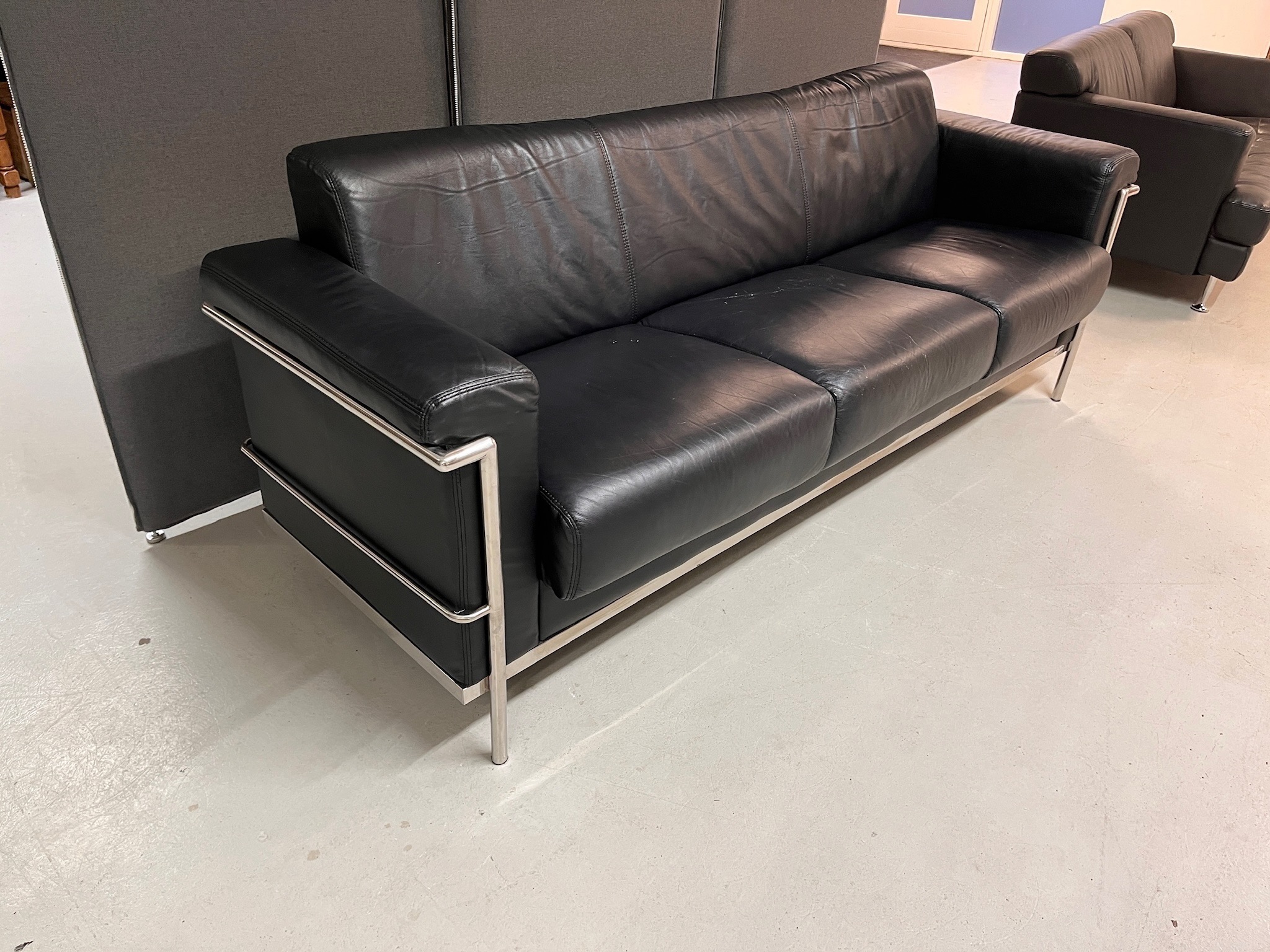SELT / SOLD Sófi frá Alþingi, B210 x D68 x H80 sm.