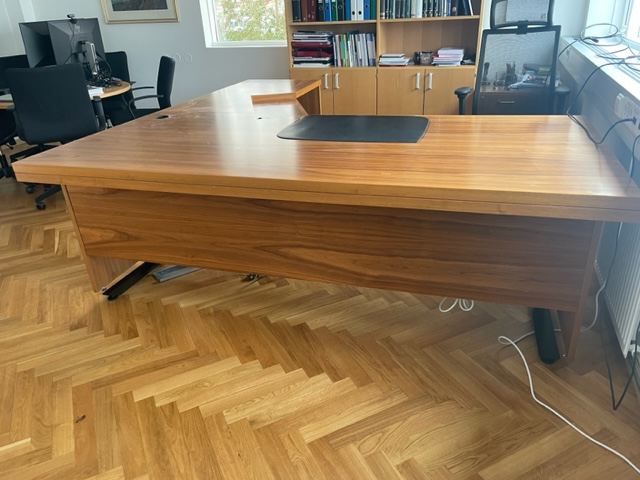 SELT / SOLD Einstakt rafmagnsskrifborð - hornborð - 220 sm.