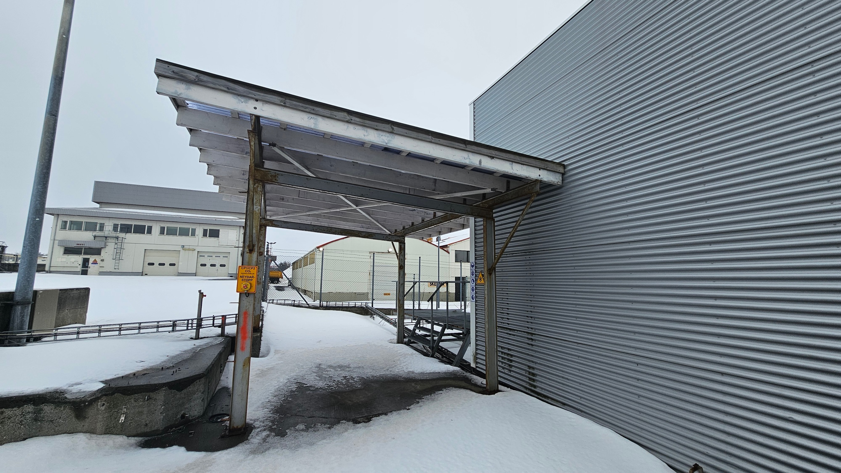 SELT / SOLD - Skýli, þakskyggni - sjálfstandandi