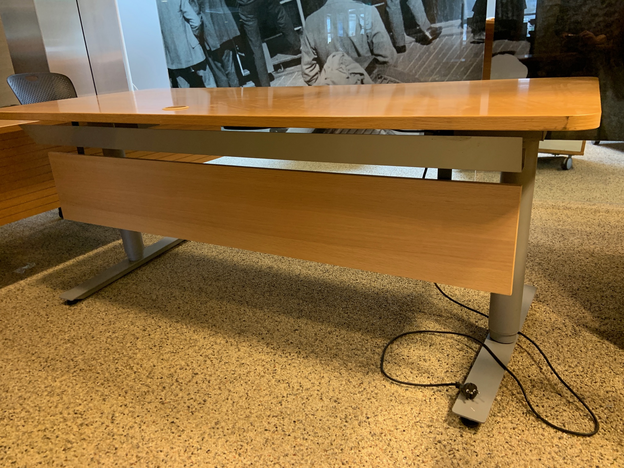 Selt/endurnýtt-Rafmagnsborð 180x80 frá Á Guðmundssyni með blygðunarspjaldi. 3