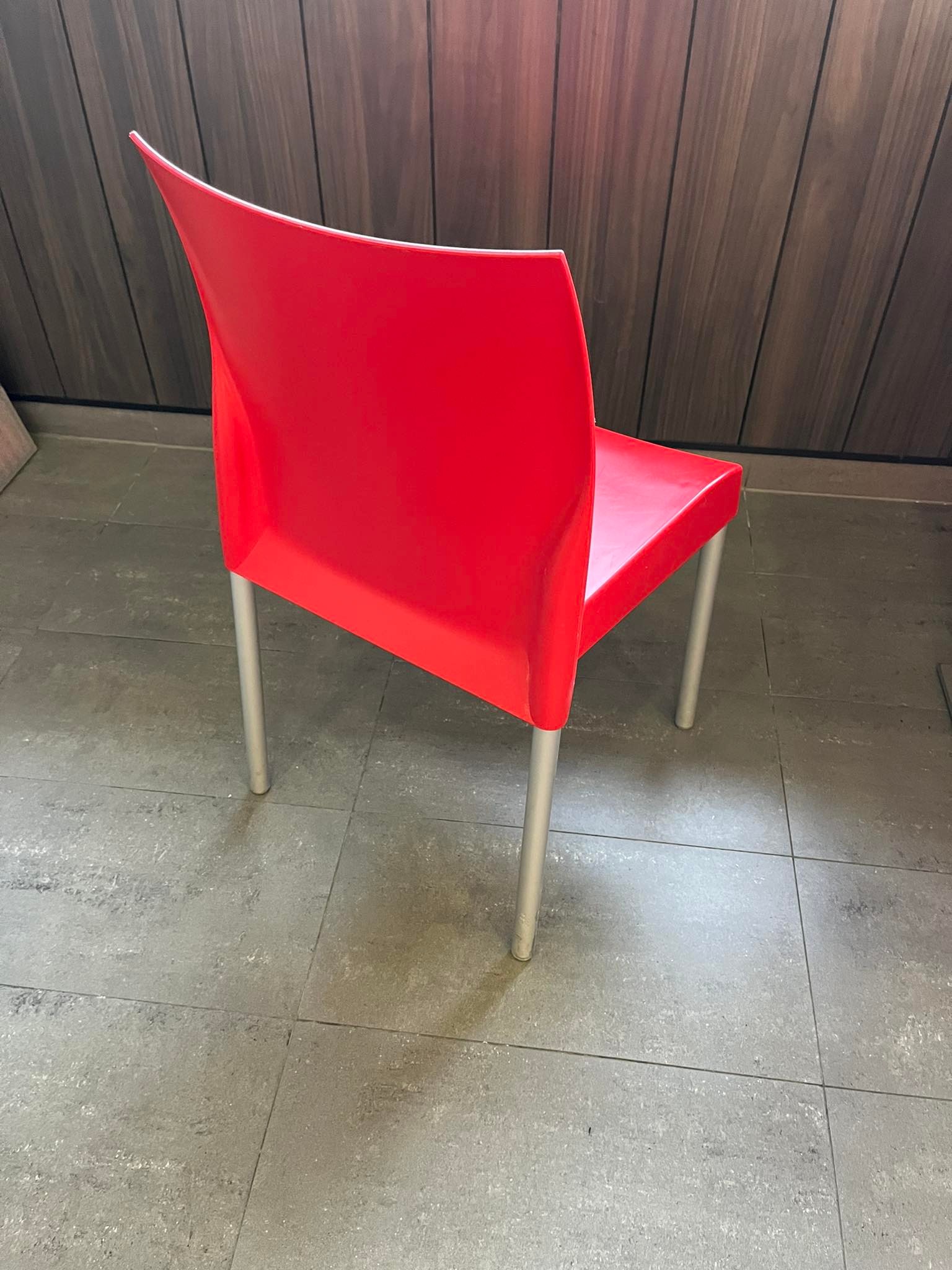 SELT / SOLD Plaststólar - sterkbyggðir - 26 stk 3