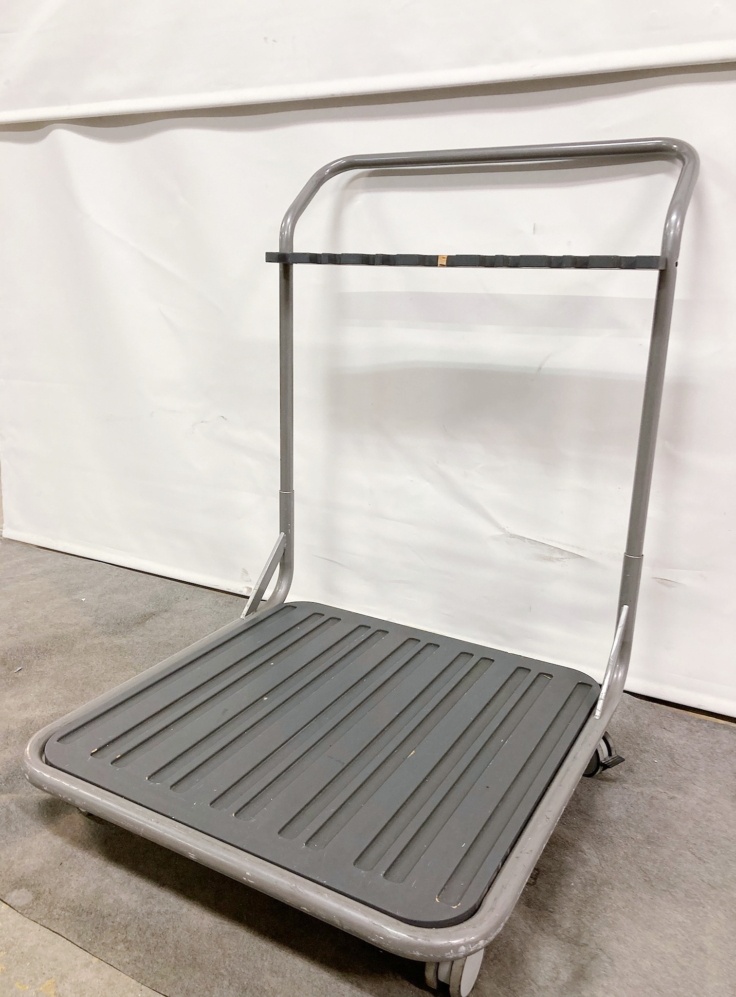 SELT / SOLD Burðartrylla á hjólum L75 sm x B75 sm