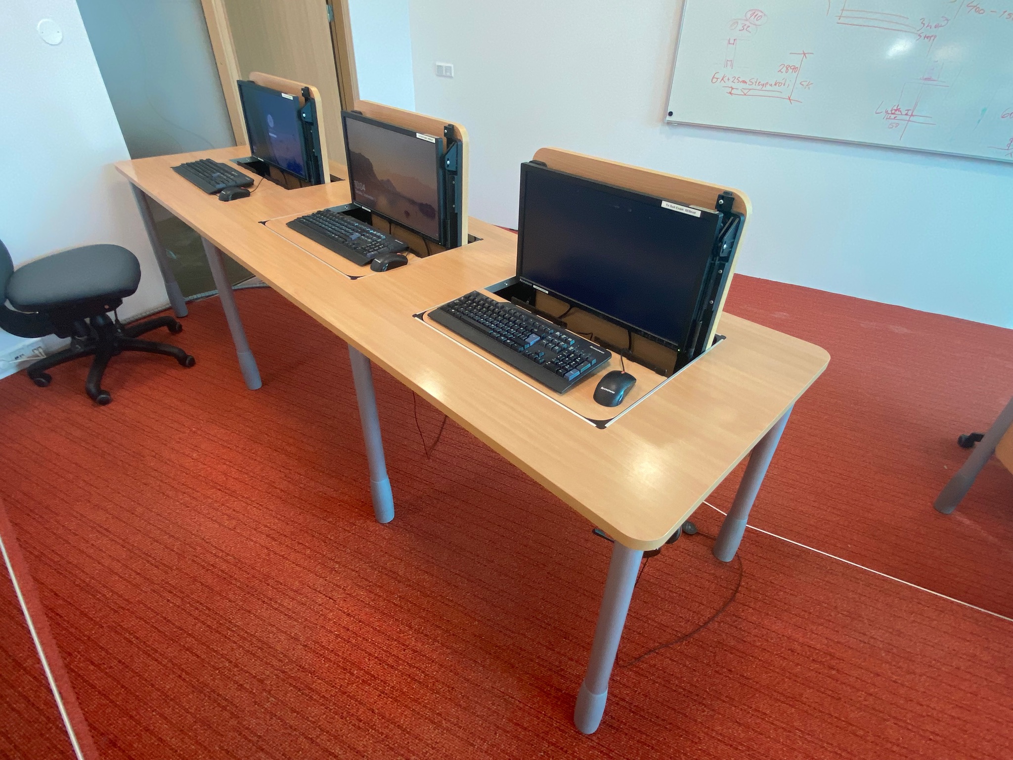 SELT / SOLD Skólaborð með fellanlegum skjáplötum - 24 einingar