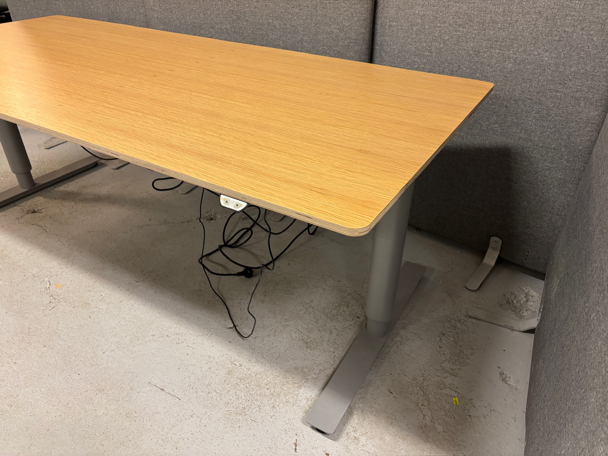 SELT / SOLD Muuto rafmagnsborð, eik, B190 x D85 sm. 4