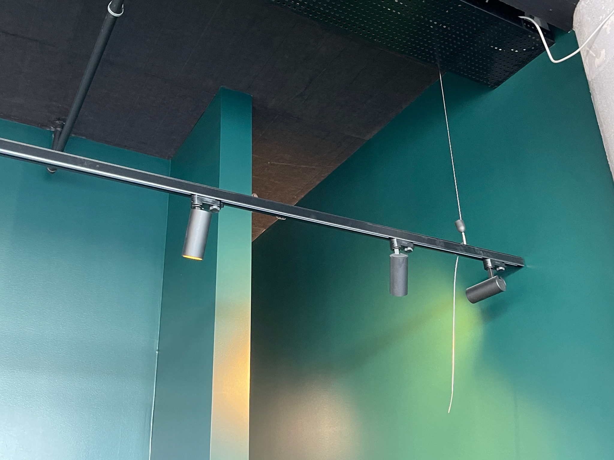 SELT / SOLD 13 Powergear Led kastarar á 2 brautum 8