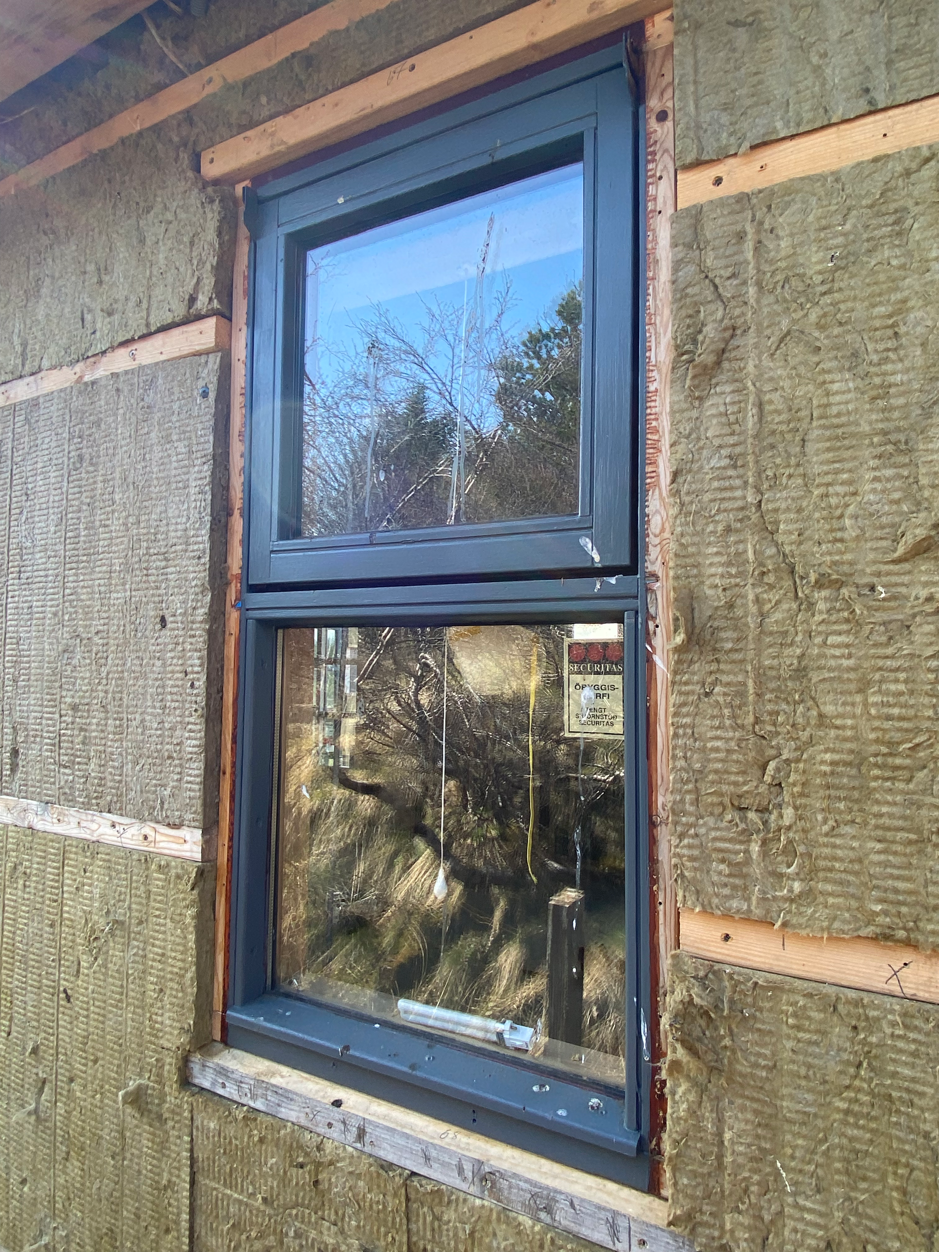 SELT / SOLD - Flottur gluggi(nr. 11) með opnanlegu fagi, H108 x B57 sm.