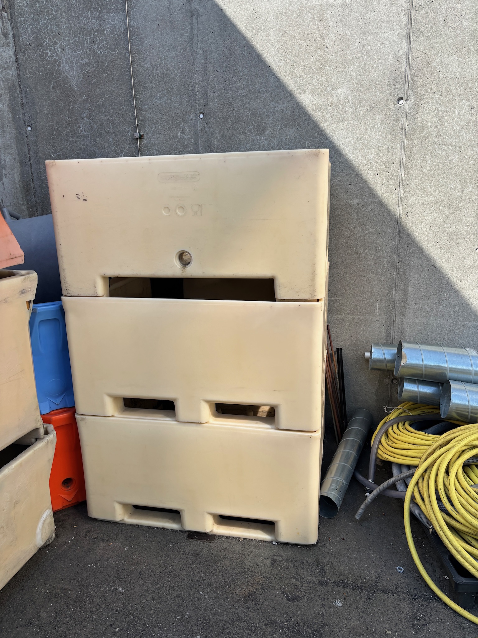 SELT / SOLD Ker frá Sæplast, 350L (3 stk.) 3
