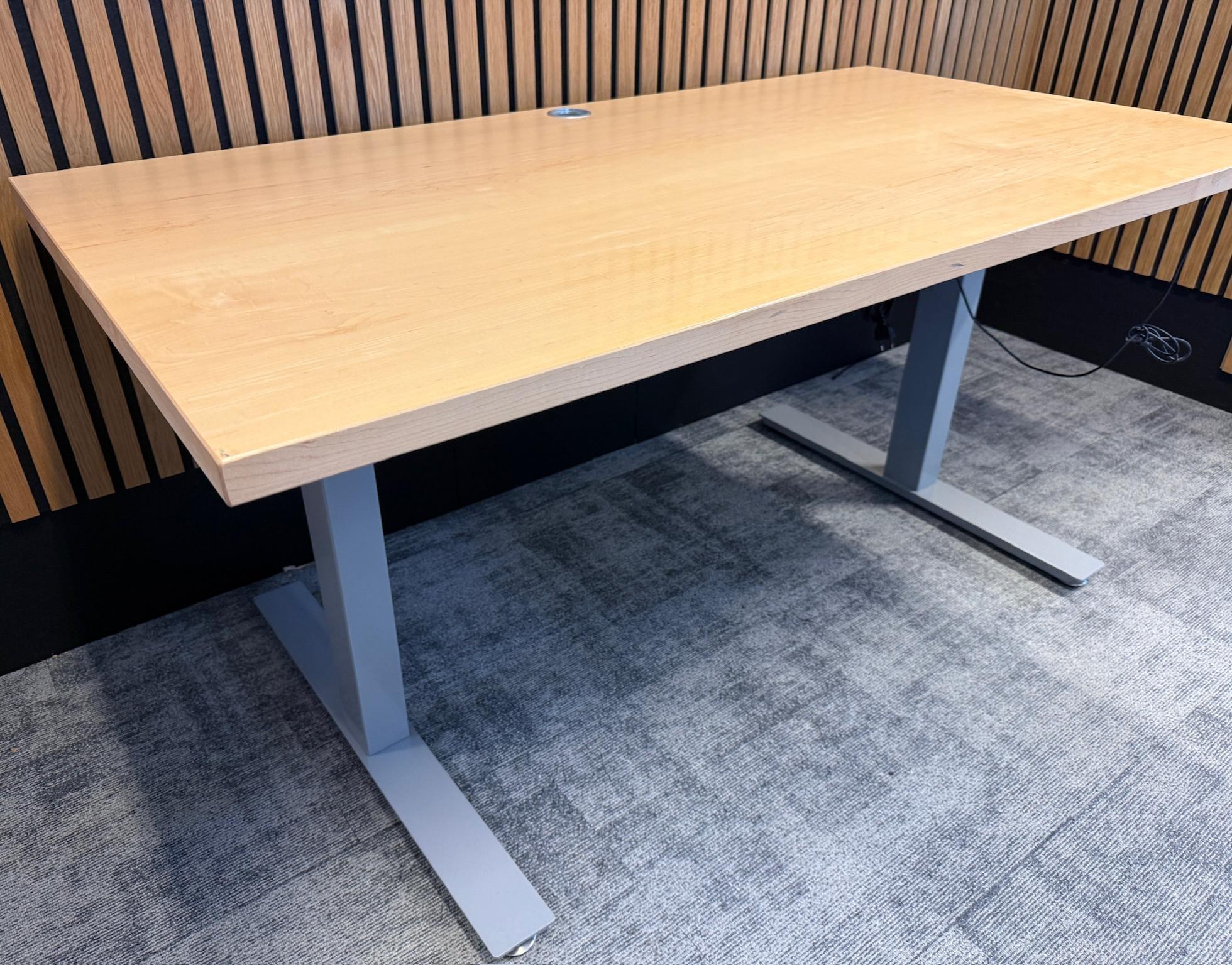 Cube Design rafmagnsborð frá A4 m.kaplarennu og fjöltengi, B150xD80sm. (114 stk) 4