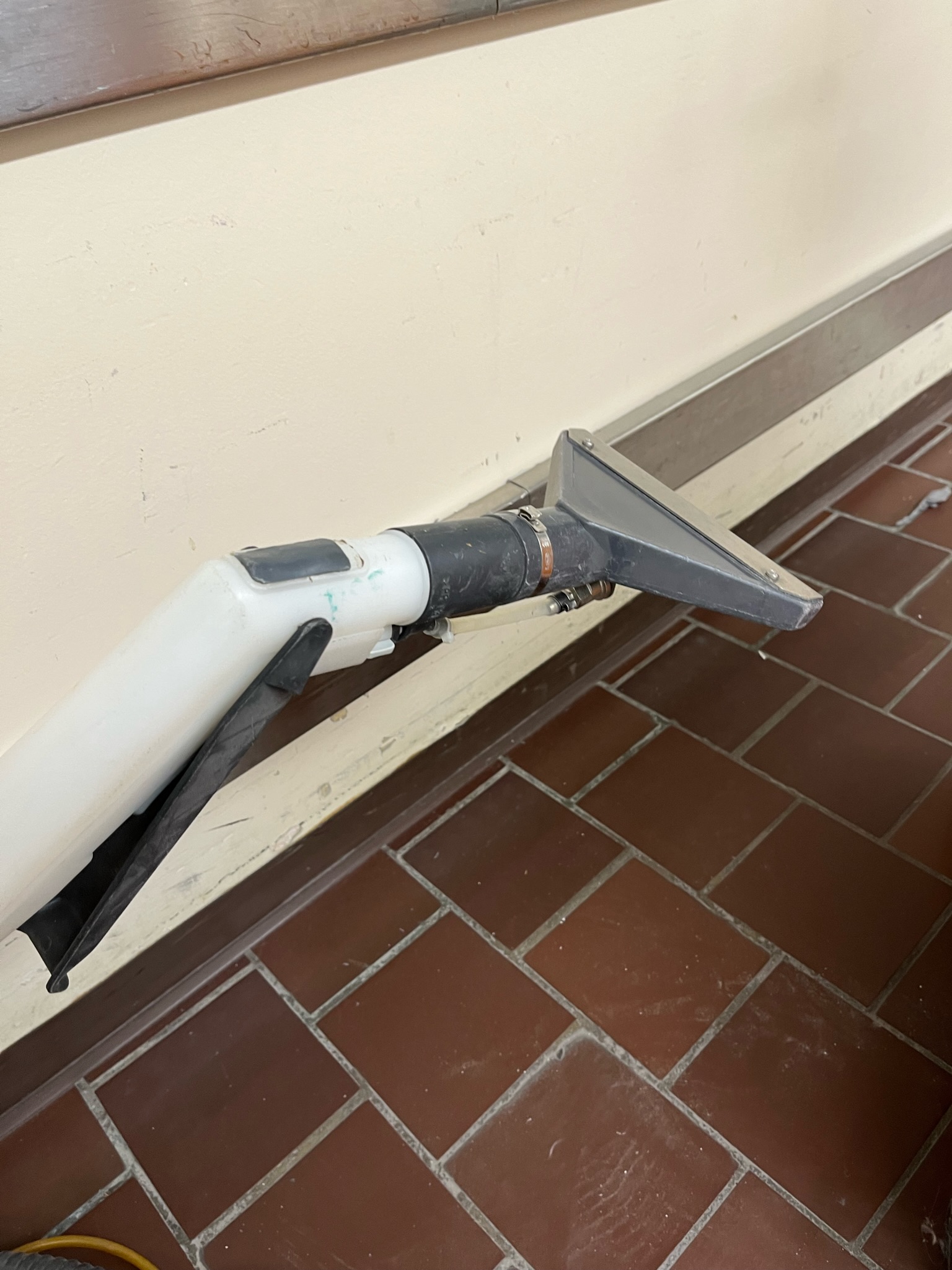 SELT / SOLD Taski AQ 20 skúringarvagn 13