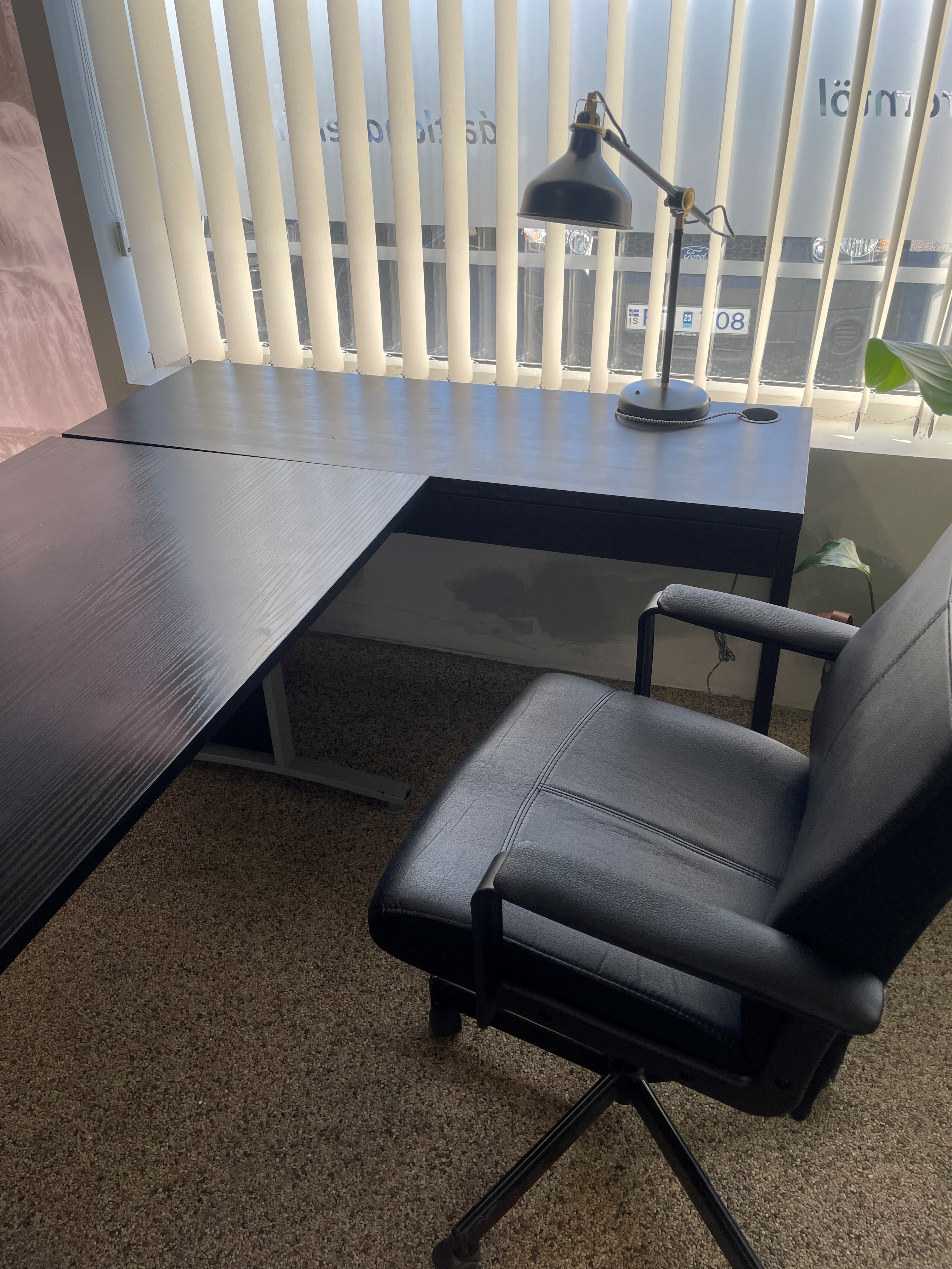 SELT / SOLD EG skrifborð svart - B150 x D70 sm. ásamt hliðarborði - 1 borð 3