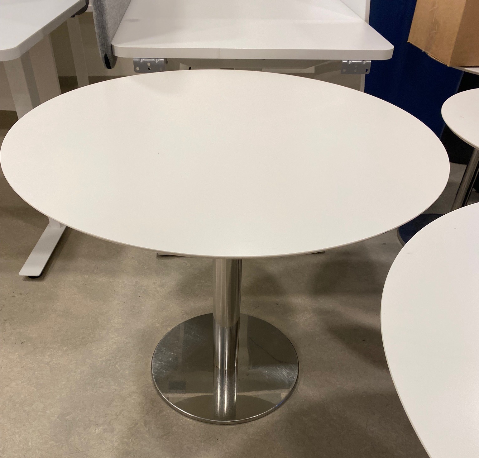 SELT / SOLD Hringborð - B90sm. (2 stk.)