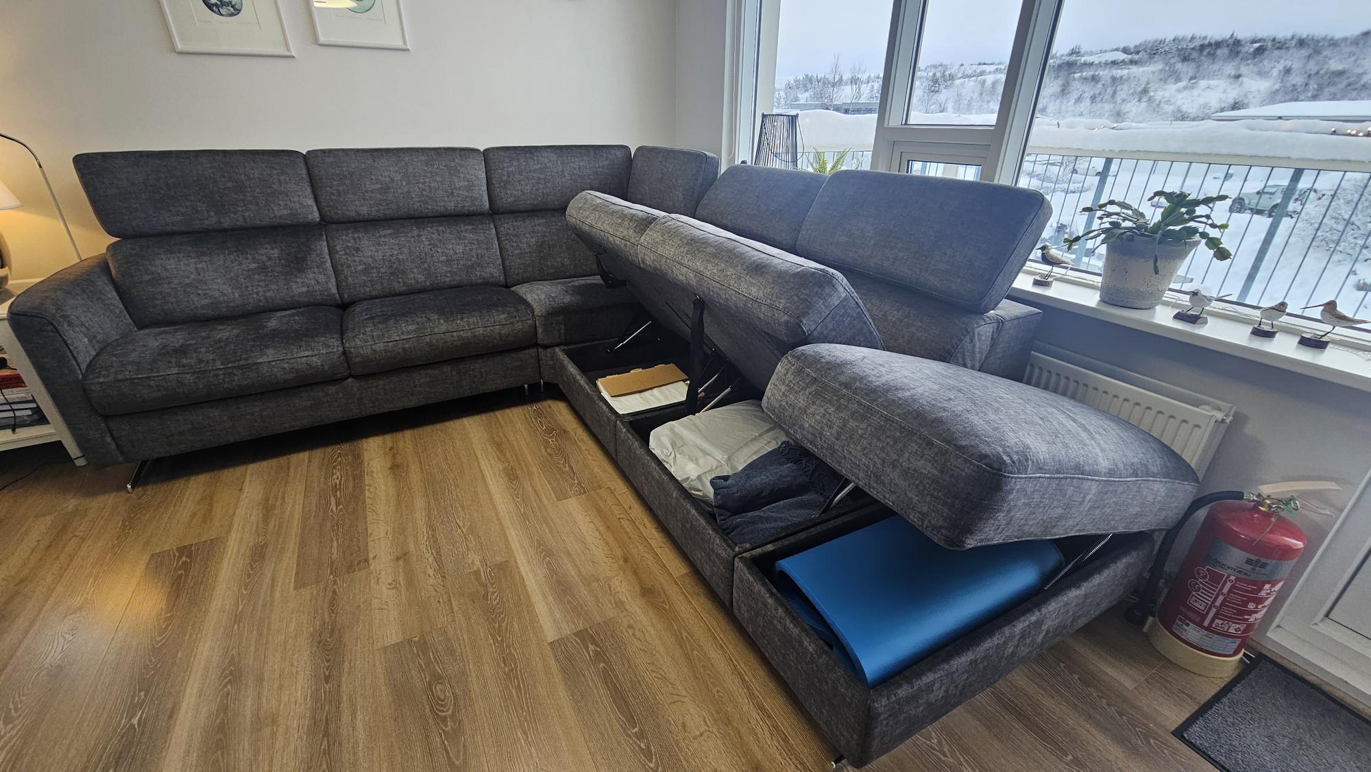 Ítalskur sérsmíðaður sófi með microfiber áklæði frá LÚR 2025 2