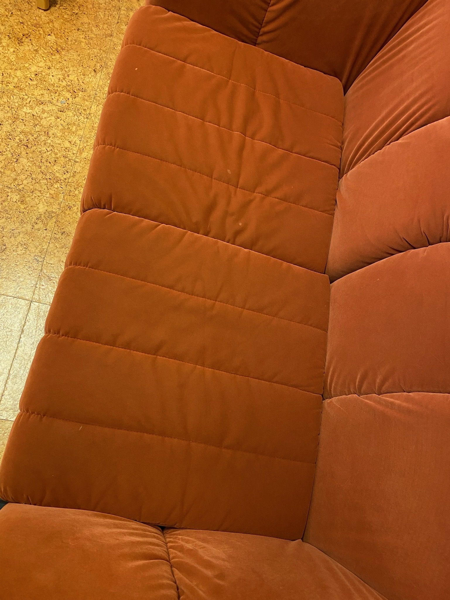 SELT / SOLD Velvet sófi rauður 2ja manna 5