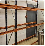 SELT / SOLD Brettarekkar - lagerhillur 250 sm. x 60 sm. 10 stk. - botnar 200 stk
