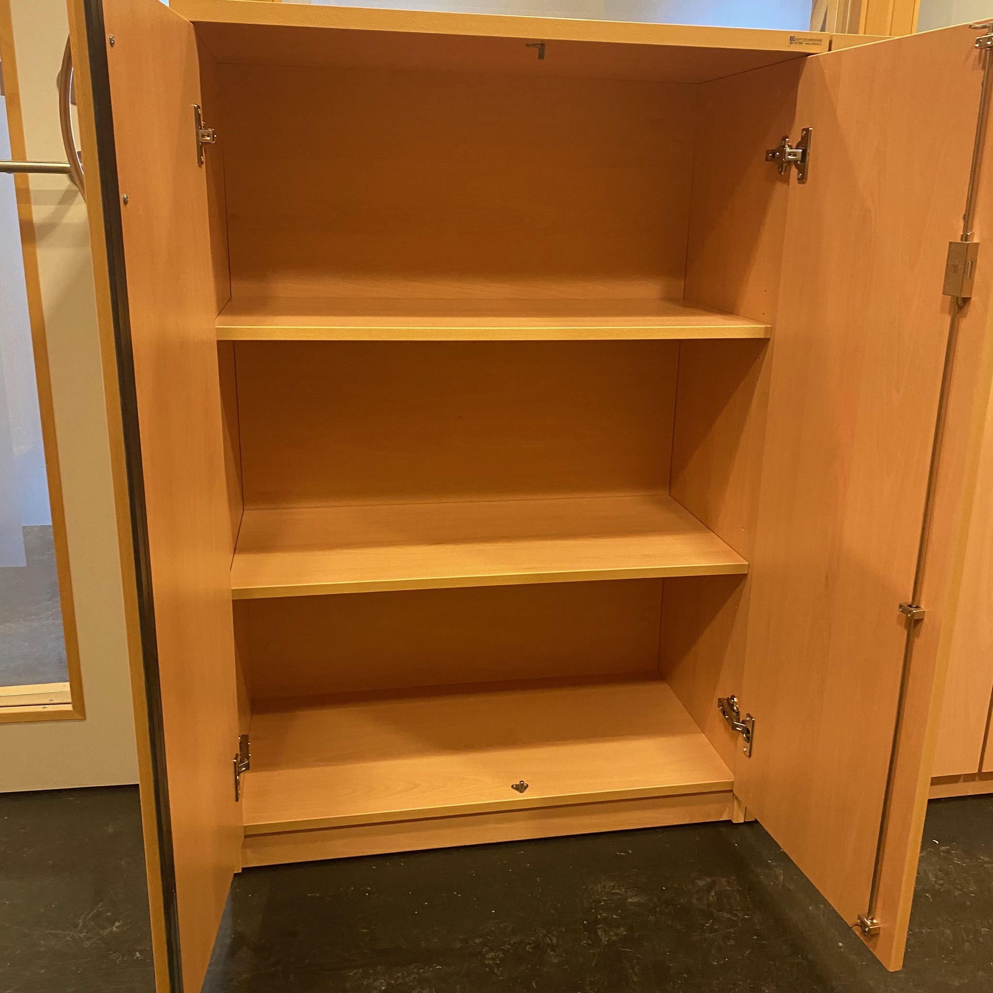 SELT / SOLD Læsanlegur skrifstofuskápur frá E.G, H118 x B80 x D43 sm. 2