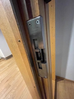 SELT / SOLD Eldvarnarhurð(E-30) með gleri, læsingu og pumpu H240/ B160 sm 6