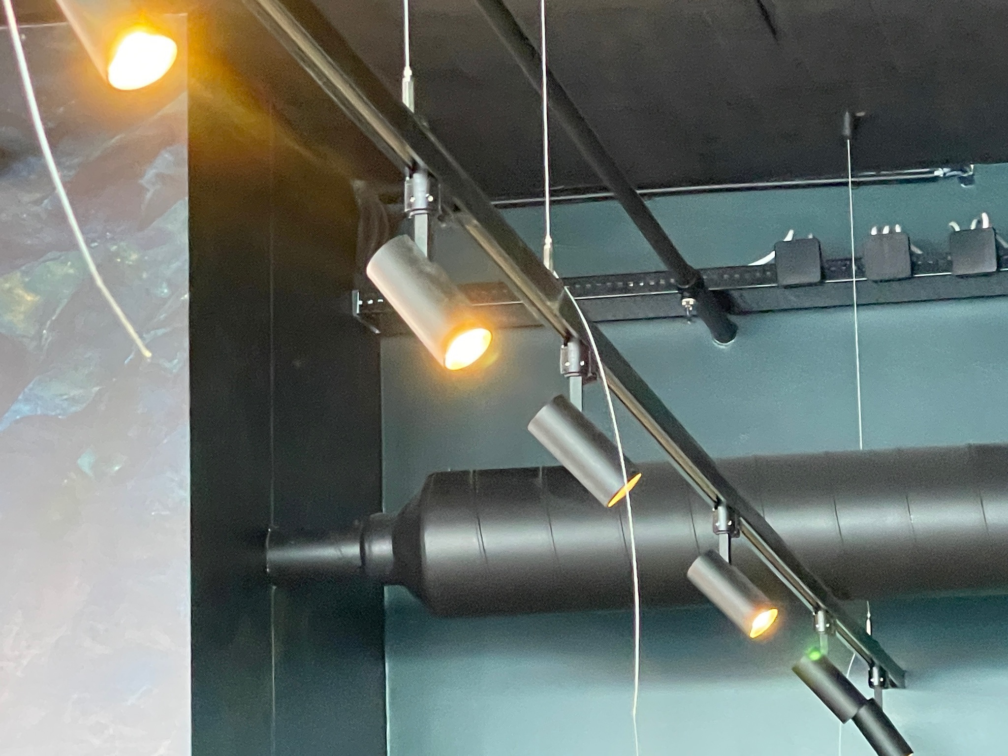 SELT / SOLD 13 Powergear Led kastarar á 2 brautum 3