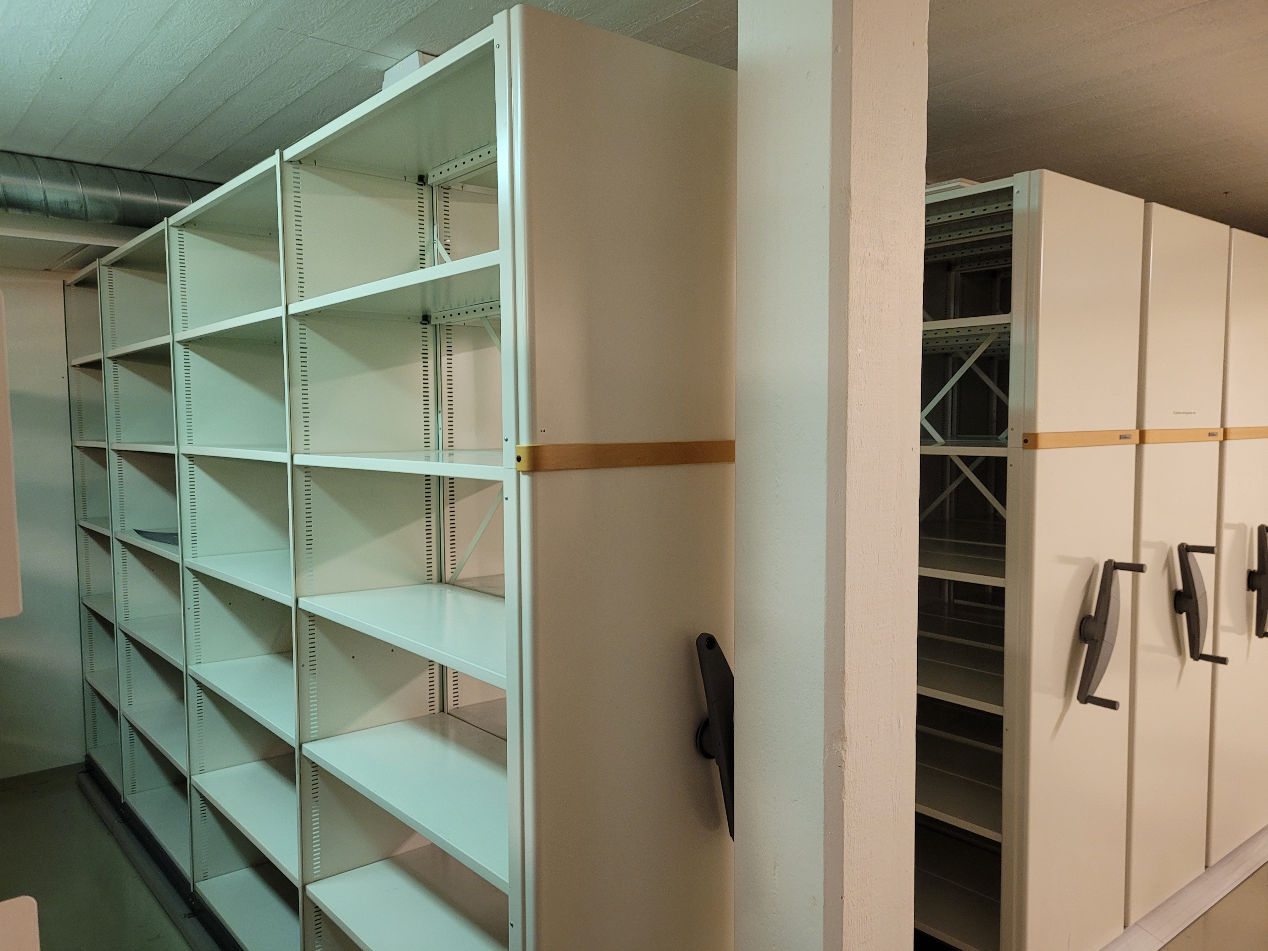 SELT / SOLD Hjólarekki - flettiskápur - lagerhillur á hjólum 3