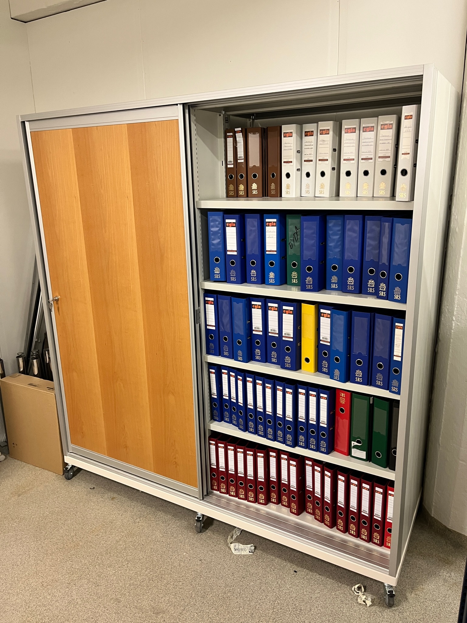 SELT / SOLD Stílhreinn skrifstofuskápur m/rennihurð á hjólum 3